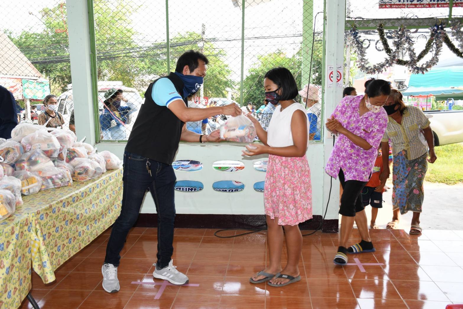 "ส.ส.ฐิตินันท์" ลงพื้นที่มอบข้าวสารอาหารแห้งและแอลกอฮอล์ พร้อมผ้าบัฟ ให้กับชาวโนนทัน จ.ขอนแก่น