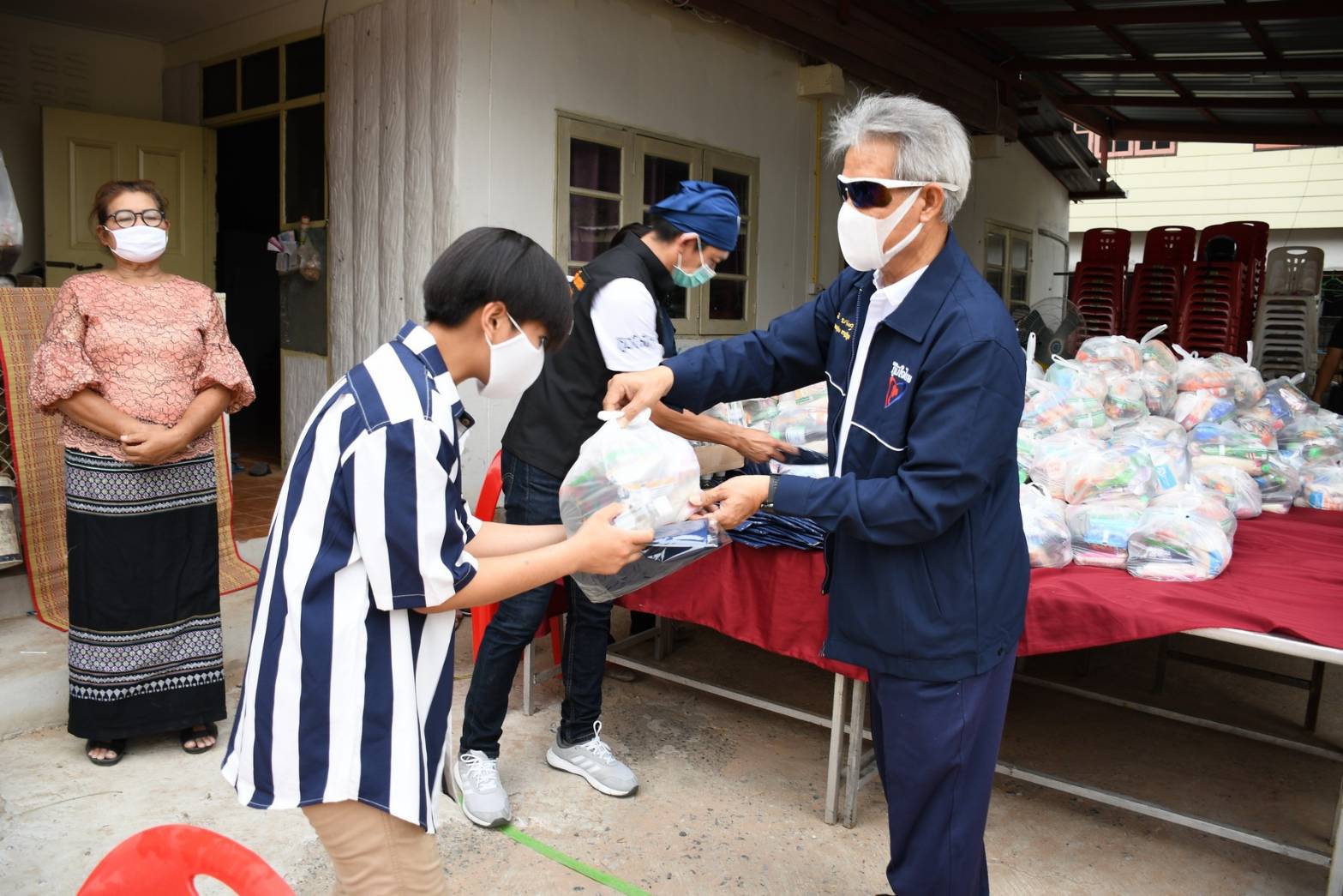 "ฐิตินันท์" ส.ส.ขอนแก่น ลงพื้นช่วยประชาชนอย่างต่อเนื่อง บรรเทาความเดือดร้อนจากผลกระทบโควิด-19