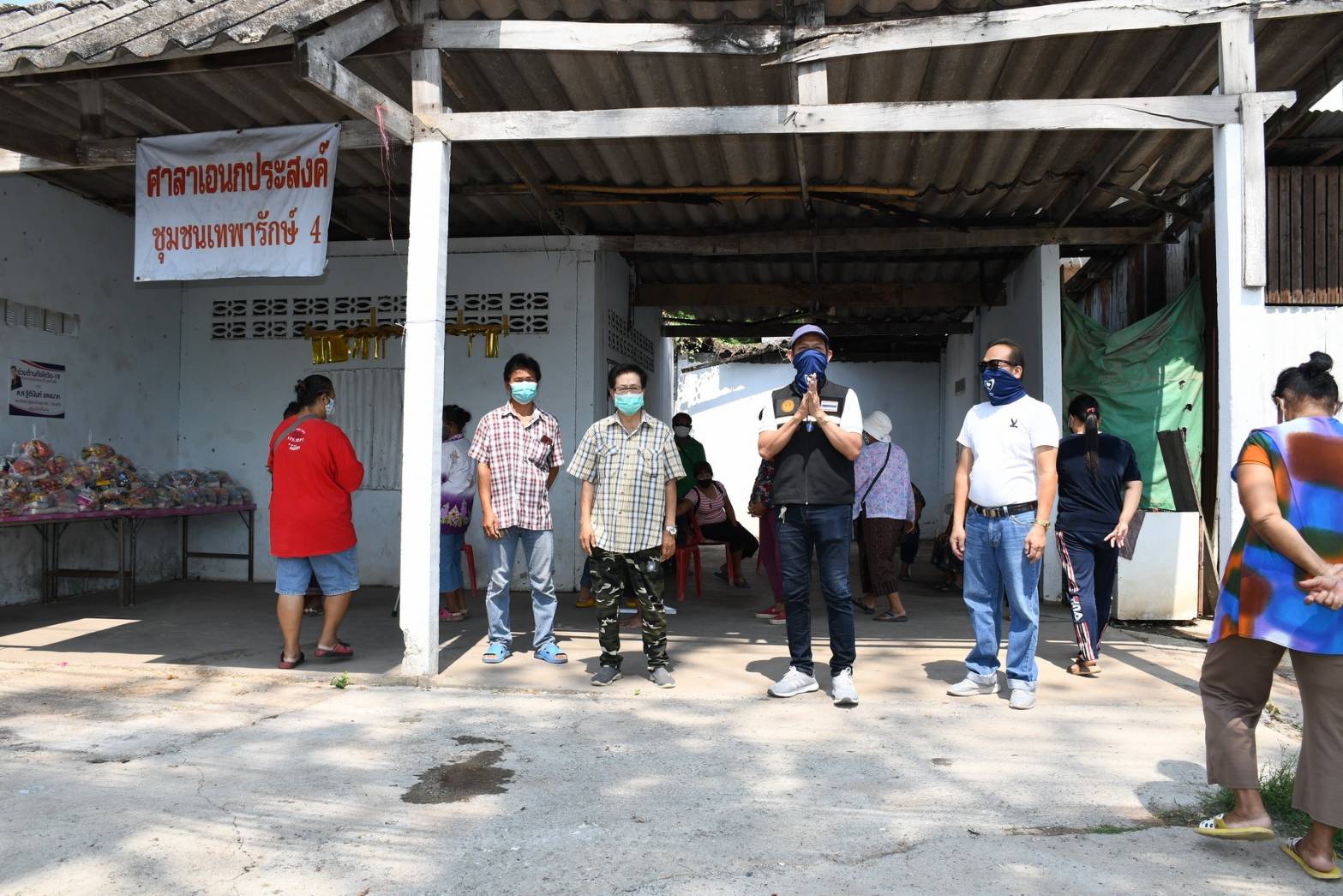 ‘ฐิตินันท์’ ส.ส.ขอนแก่น ภท. พร้อมทีมงาน ได้นำข้าวสาร อาหารแห้ง พร้อมแอลกอฮอลล์ล้างมือแจกจ่ายให้กับประชาชนในพื้นที่จ.ขอนแก่น