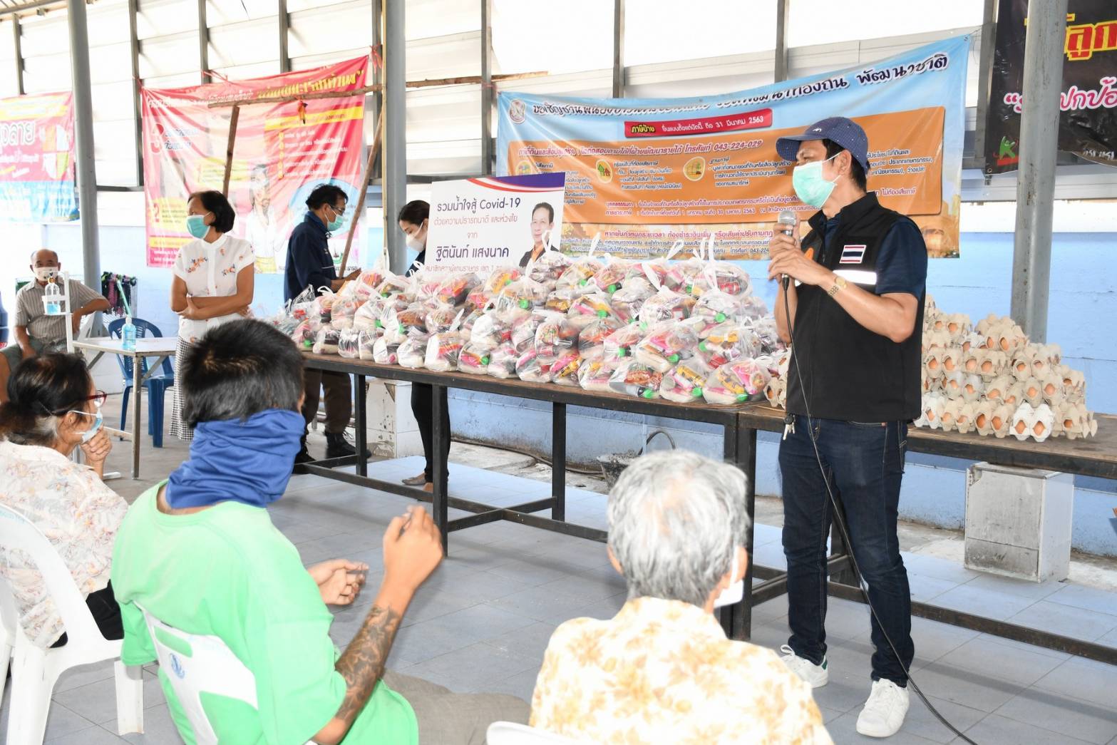 "ส.ส.ฐิตินันท์" ลงพื้นที่มอบข้าวสาร อาหารแห้ง และเจลแอลกอฮอล์ ให้กับชาวบ้านชุมชนหนองวัดพัฒนา อ.เมือง จ.ขอนแก่น