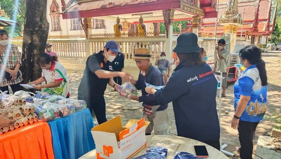 "ส.ส.นันนี่ ฐิตินันท์" ลงพื้นที่ต่อเนื่อง มอบข้าวสาร-อาหารแห้ง ช่วยชาวชุมชนหนองแวงเมืองเก่า 3 ณ วัดหนองแวง จ.ขอนแก่น