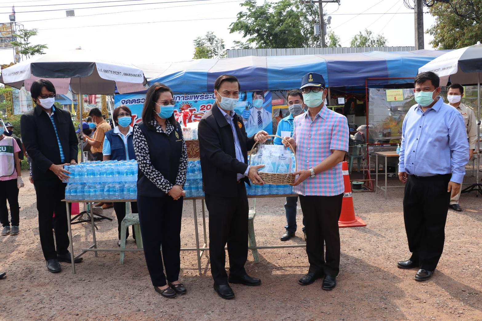 "รมช.ทรงศักดิ์" ตรวจเยี่ยมด่านคัดกรองโควิด-19 มอบสิ่งของที่จำเป็นสำหรับการปฏิบัติหน้าที่ พร้อมให้กำลังใจผู้ปฏิบัติงานทุกๆ ฝ่าย ที่ อ.โซ่พิสัย จ.บึงกาฬ