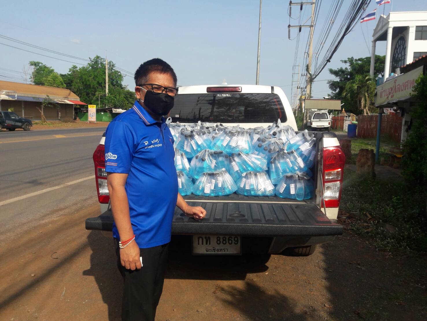 "ส.ส.พรชัย" ลงพื้นที่ อ.วังน้ำเขียว แจกแอลกอฮอล์ 75% ให้กับประชาชน