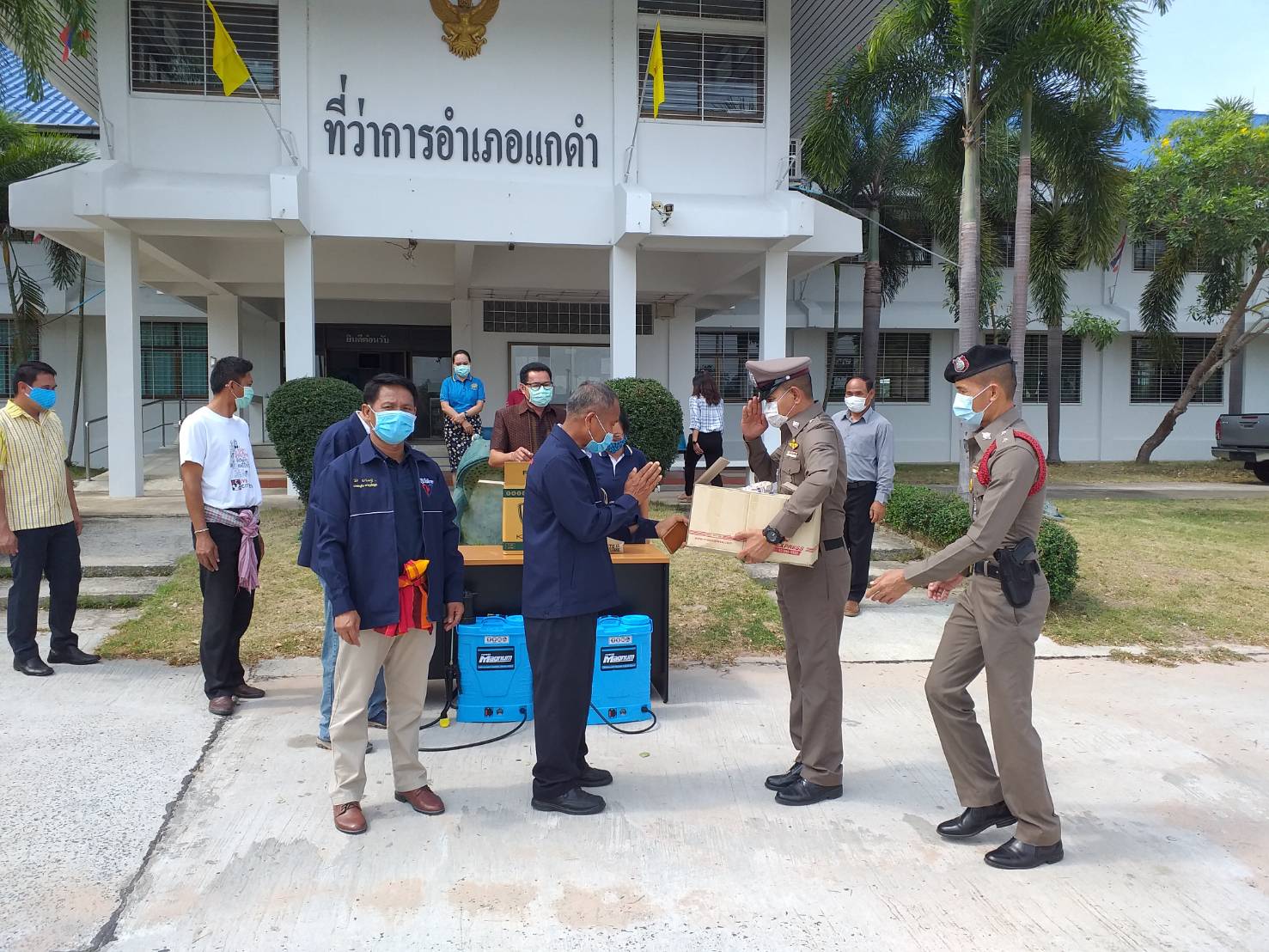 "ส.ส.สำลี" ลงพื้นที่พ่นยาฆ่าเชื้อตามสถานที่สำคัญใน อ.แกดำ จ.มหาสารคาม