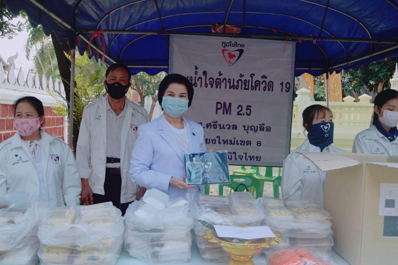 ‘ศรีนวล’ ส.ส.ภท. ห่วงใยพี่น้องประชาชน ลงพื้นที่นำ เจลล้างมือ และหน้ากากอนามัย แจกจ่ายในงานศพที่วัดกิ่วแลป่าเป้า !