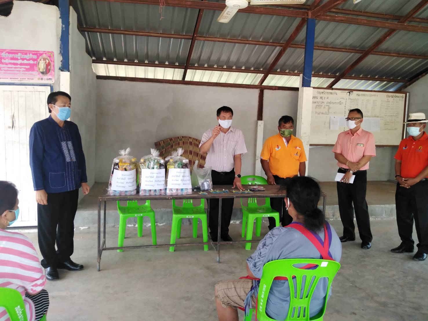 "วิสิทธิ์" ส.ส.นครราชสีมา เขต 13 ลงพื้นที่มอบถุงยังชีพแก่ชาวบ้านที่ประสบวาตภัย พร้อมทั้งมอบหน้ากากอนามัย และเจลแอลกอฮอล์
