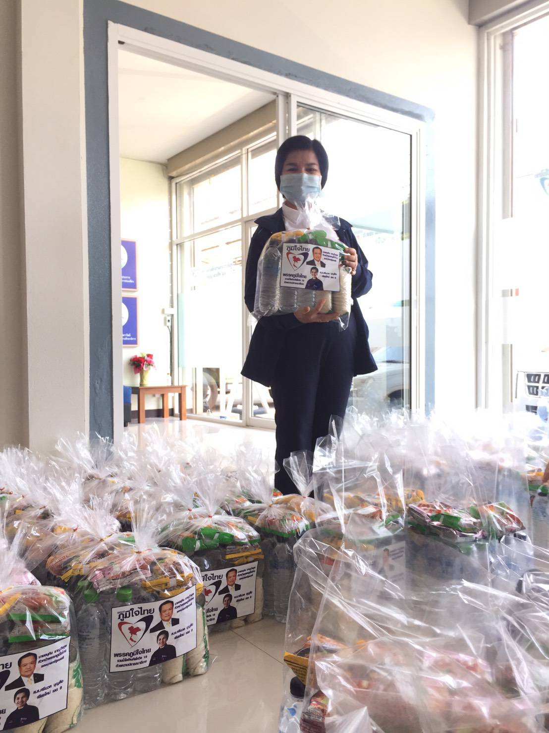 ‘ศรีนวล’ เตรียมนำข้าวสารอาหารแห้งมอบให้ประชาชน บรรเทาความเดือดร้อน จาก Covid-19 และ PM2.5