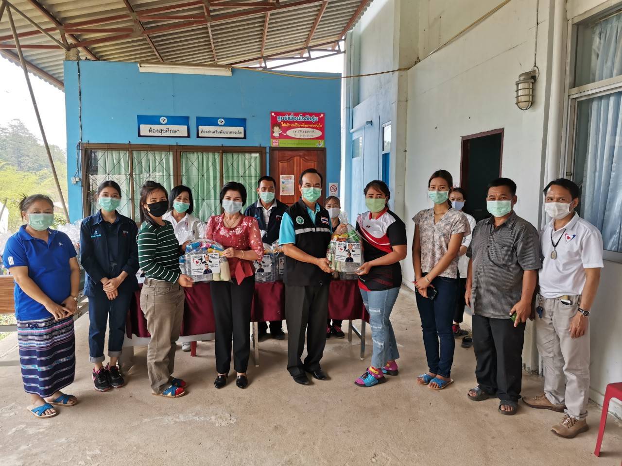 "ส.ส.ศรีนวล" มอบถุงยังชีพข้าวสารอาหารแห้ง ให้กับผู้ยากไร้ คนไข้ติดเตียง 4 รพ.สต. ใน อ.แม่วาง จ.เชียงใหม่
