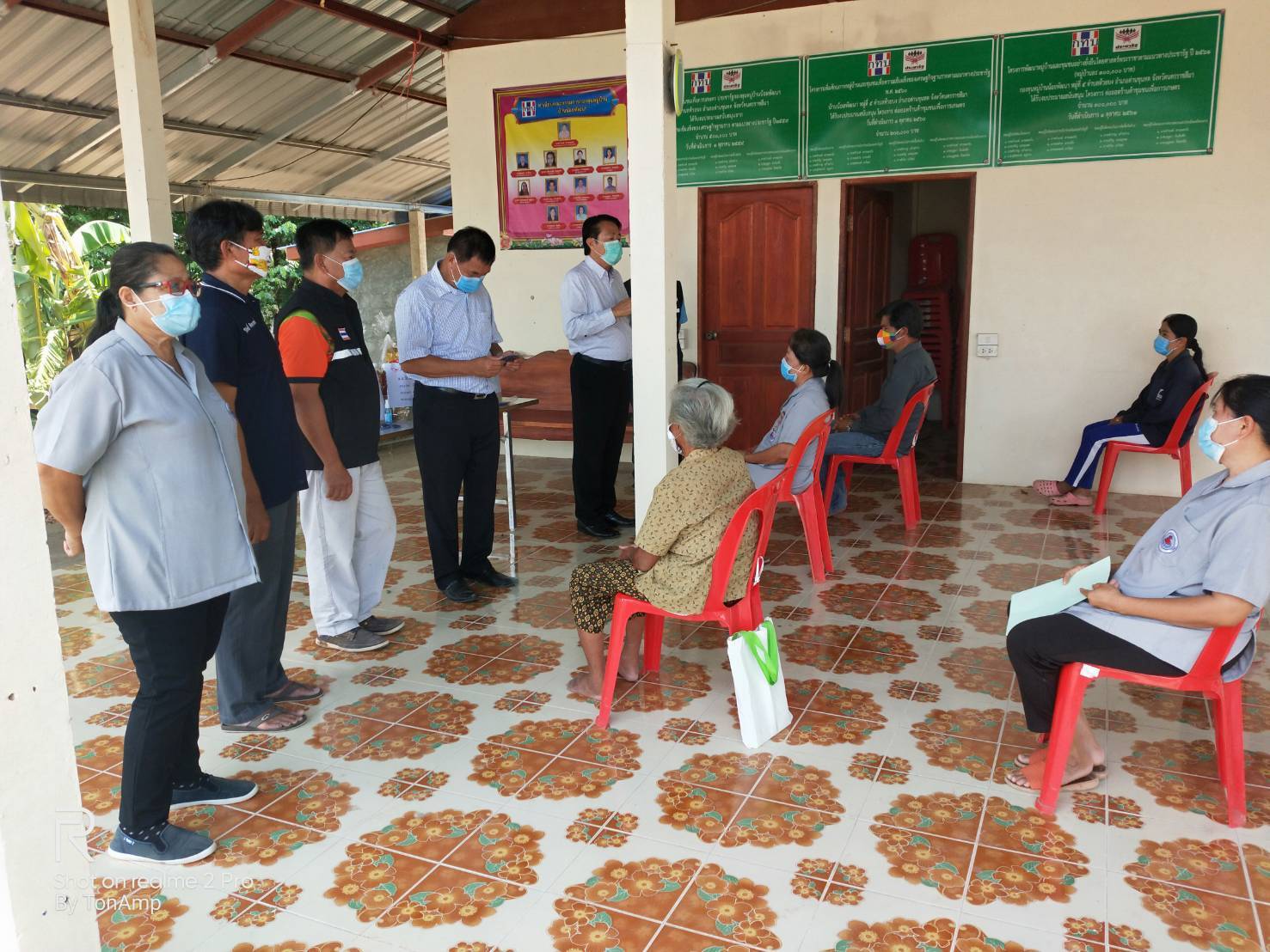 "ส.ส.วิสิทธิ์" พร้อมทีมงาน มอบถุงยังชีพ พร้อมด้วยแอลกอฮอล์ฆ่าเชื้อ และหน้ากากผ้า มอบให้ชาวบ้านผู้ประสบวาตภัย ในเขต 13 จ.นครราชสีมา