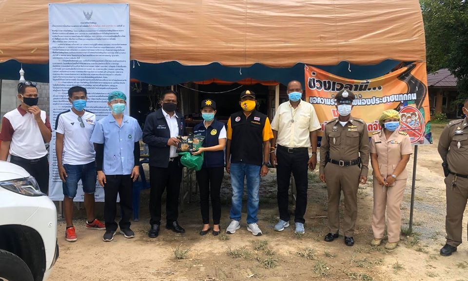 ‘ฉลอง ส.ส.พัทลุง ภท. เยี่ยมเยียน พร้อมรับฟังปัญหาและมอบเจลล้างมือแอลกอฮอล์แก่เจ้าหน้าที่จุดคัดกรอง จ.พัทลุง