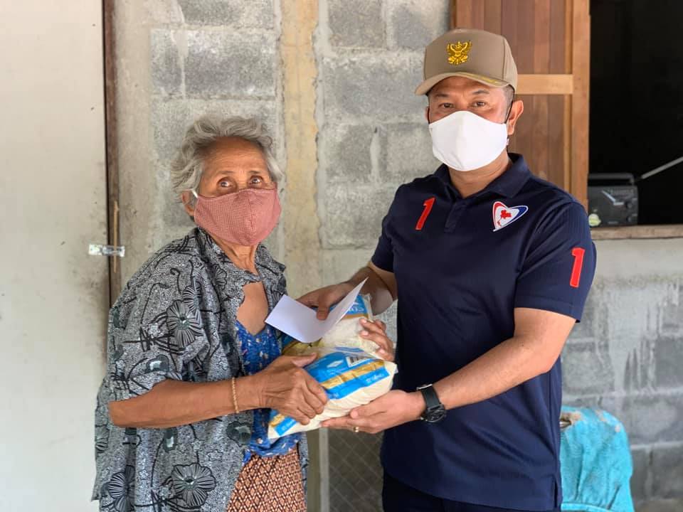 "ส.ส.ณัฏฐ์ชนน" ลงพื้นที่เคาะประตู หาคนที่ลำบากสุดในแต่ละหมู่บ้าน เขต 7 จ.สงขลา มอบข้าวสาร อาหารแห้ง เพื่อบรรเทาความเดือดร้อน