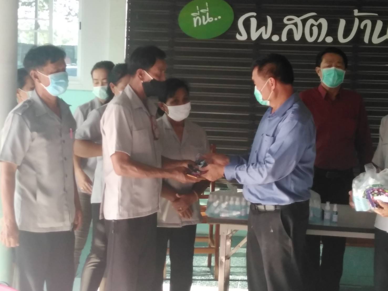 ส.ส.วิสิทธิ์ เขต 13 โคราช ลงพื้นที่มอบแอลกอฮอล์ และหน้ากากผ้า มอบให้กับ รพ.สต. 6 แห่ง โดยรับการสนับสนุนจาก "รมช.วีรศักดิ์"