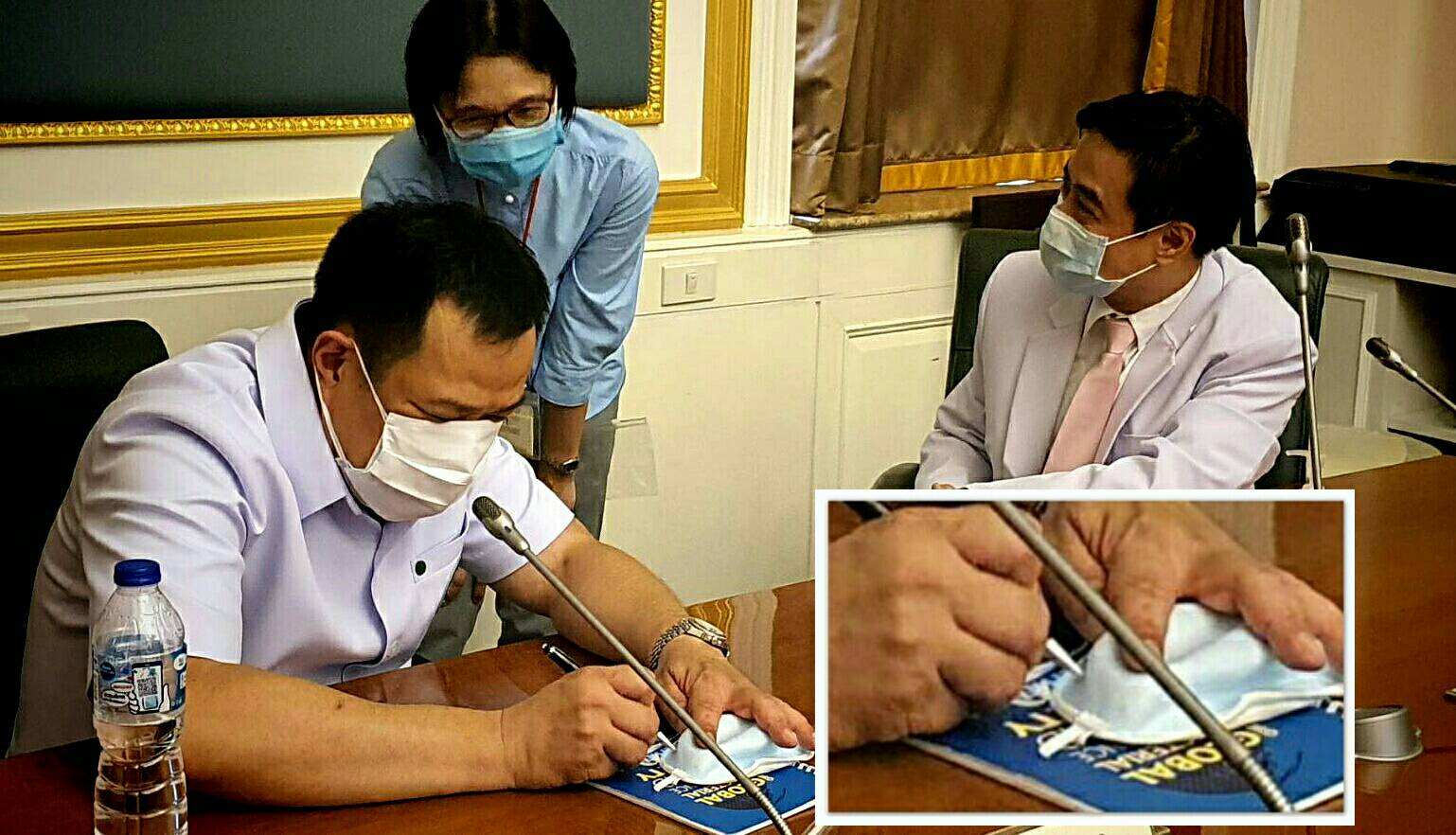 "อนุทิน" รมว.สธ. มอบลายเซ็นเป็นที่ระลึก ให้กับ "ดร.สุภาภรณ์" นักเทคนิคการแพทย์ ซึ่งเป็นคนแรกของโลก ที่พบ COVID-19 นอกประเทศจีน