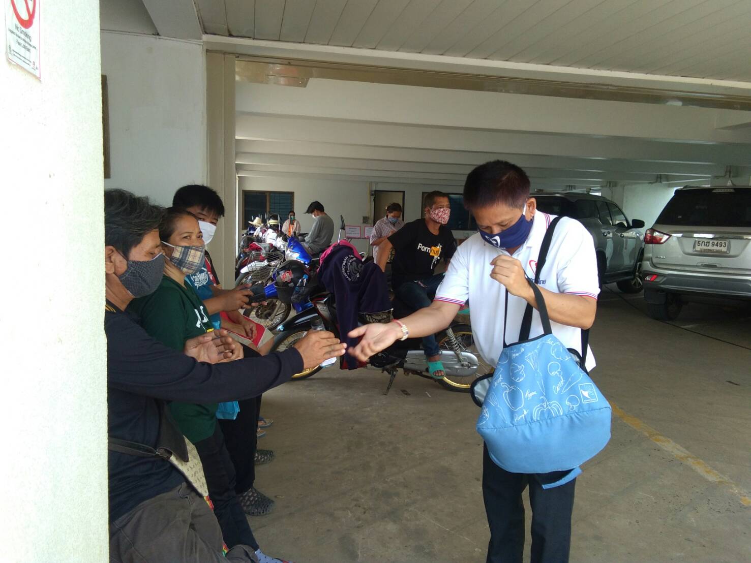 ‘พรชัย’ ส.ส.นครราขสีมา ภท. นำทีมลงพื้นที่แจกเจลแอลอฮอลก์ล้างมือให้กับประชาชน