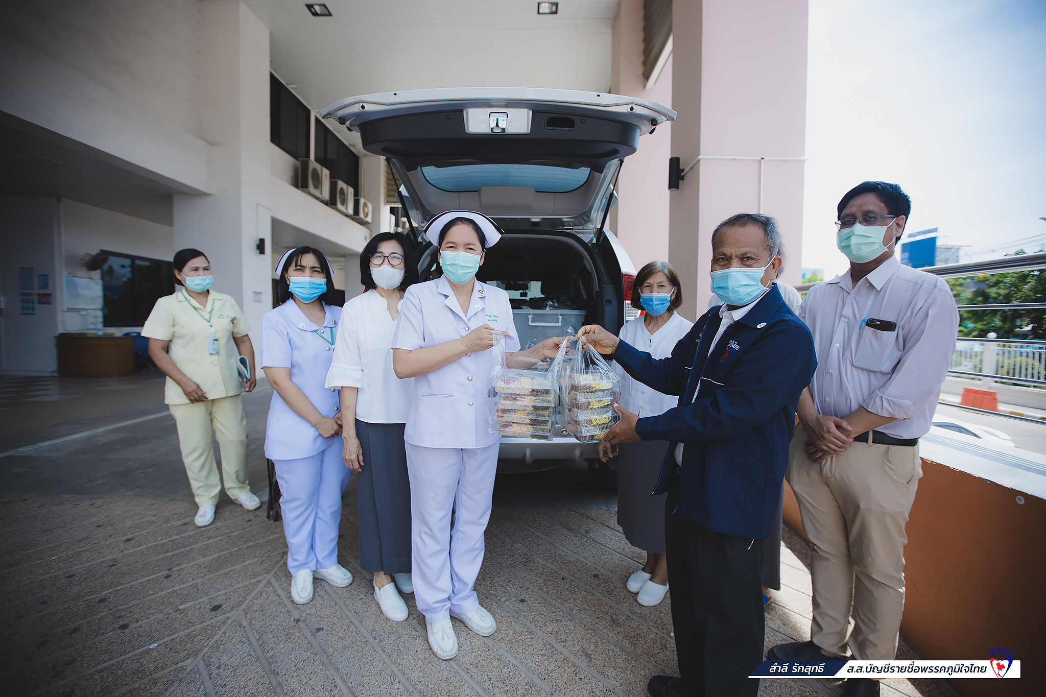 "ส.ส.สำลี" ร่วมมอบอาหาร และแจกสเปรย์แอลกอฮอล์ ให้กับบุคลากรทางการแพทย์ที่โรงพยาบาลมหาสารคาม