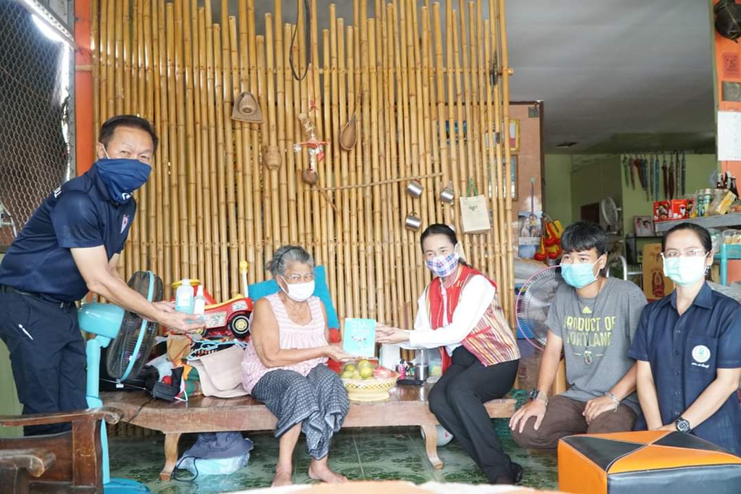 ครูพี่โอ๊ะลุยต่อในพื้นที่กบินทร์บุรี เพื่อเยี่ยมให้กำลังใจ นศ.กศน.-ผู้สูงอายุ-ด่านตรวจ-รพ.สต. หวังทุกคนปฏิบัติตามมาตรการรัฐบาล เป็นแรงหนุนฝ่าโควิด-19 ไปด้วยกัน