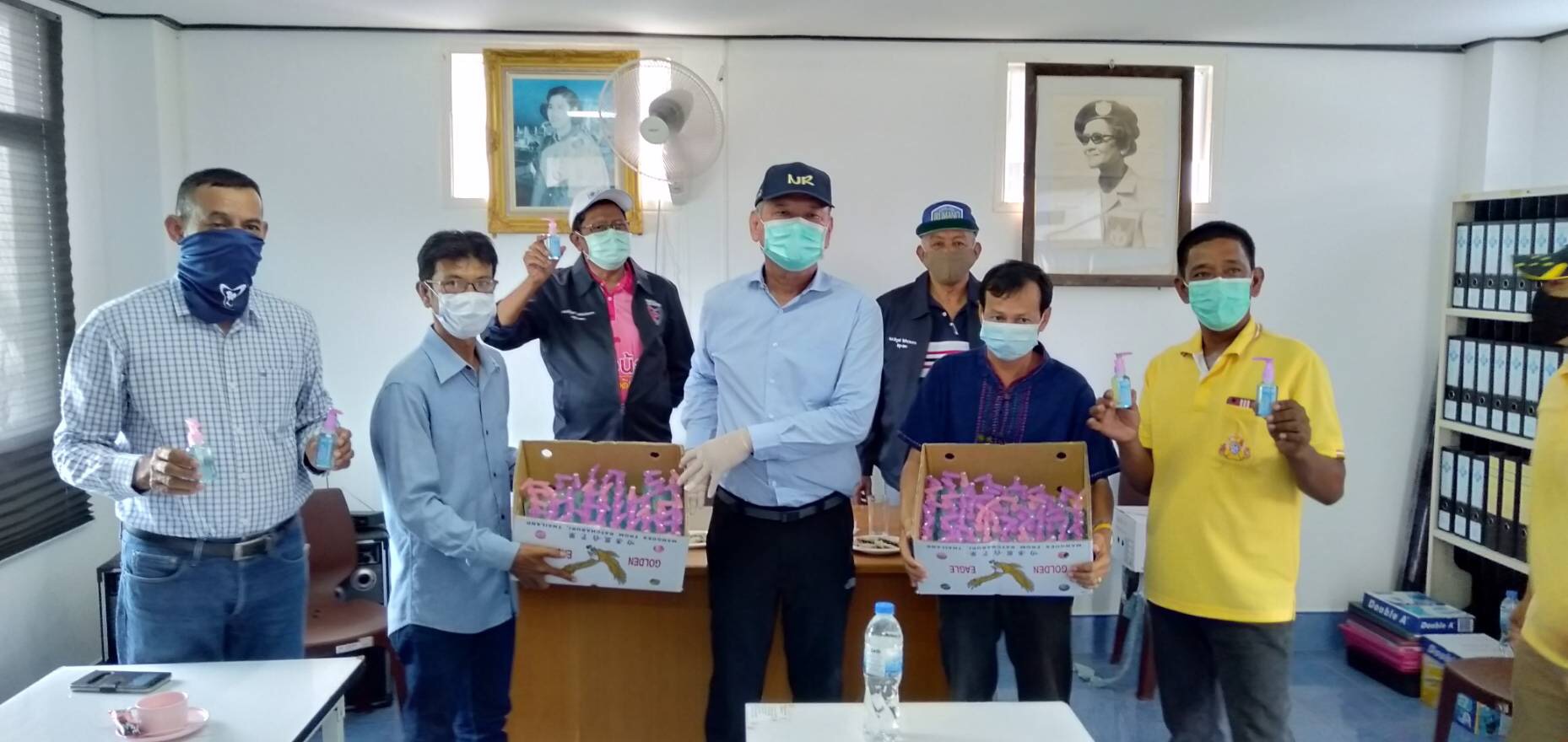 ‘พิบูลย์’ ส.ส.สตูล ภท.ลงตรวจเยี่ยมจุดคัดกรอง พร้อมแจกแอลกอฮอล์และผ้าบัฟแก่ อสม. และเจ้าหน้าที่รพ.สต.ตำบลเกาะสาหร่าย สตูล