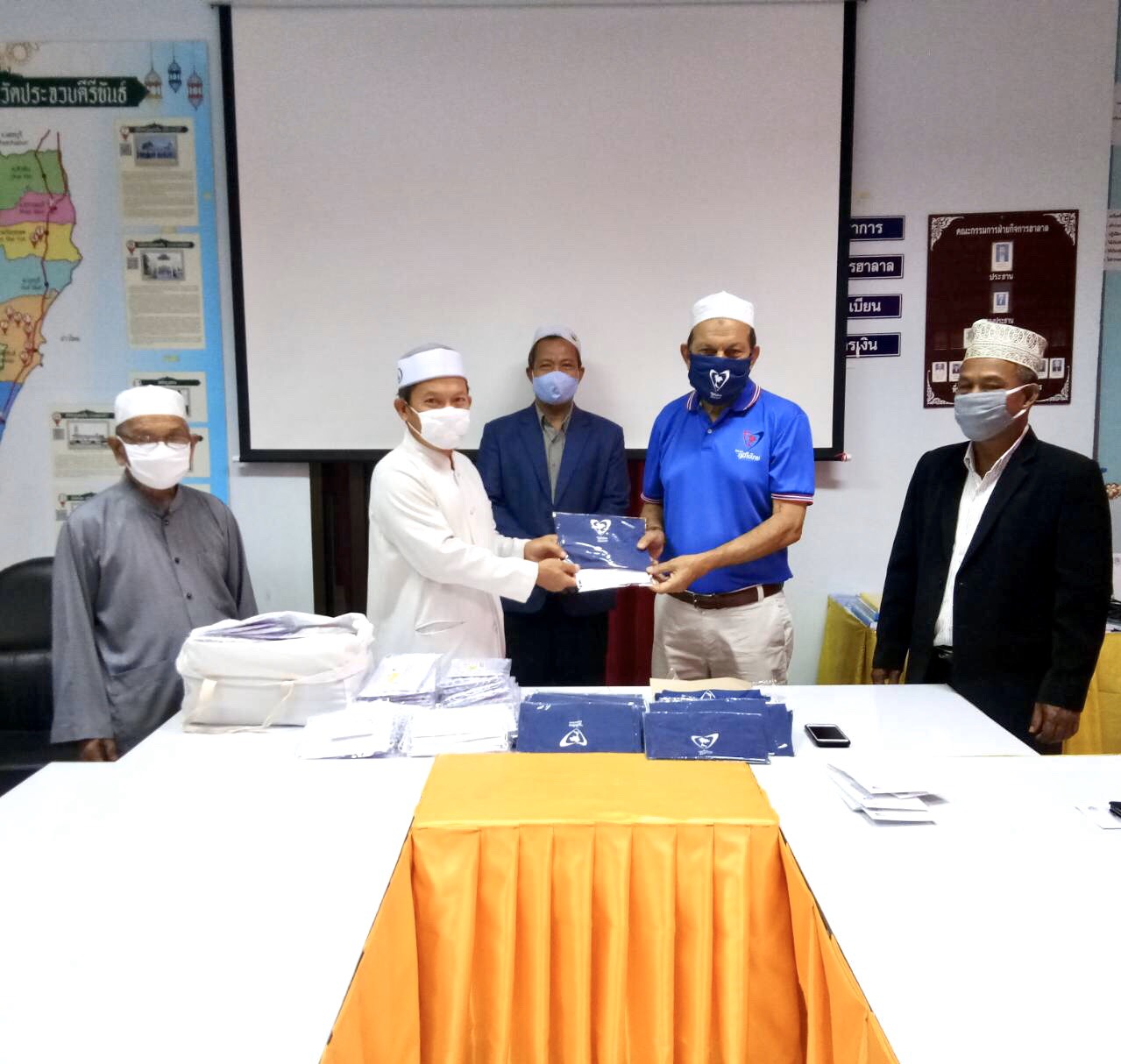 "ส.ส.สวาป" มอบผ้าบลัฟและหน้ากากอนามัย ให้กับประธานคณะกรรมการอิสลาม จ.ประจวบคีรีขันธ์ เพื่อส่งไปยังมัสยิดต่างๆในจ.ประจวบฯ