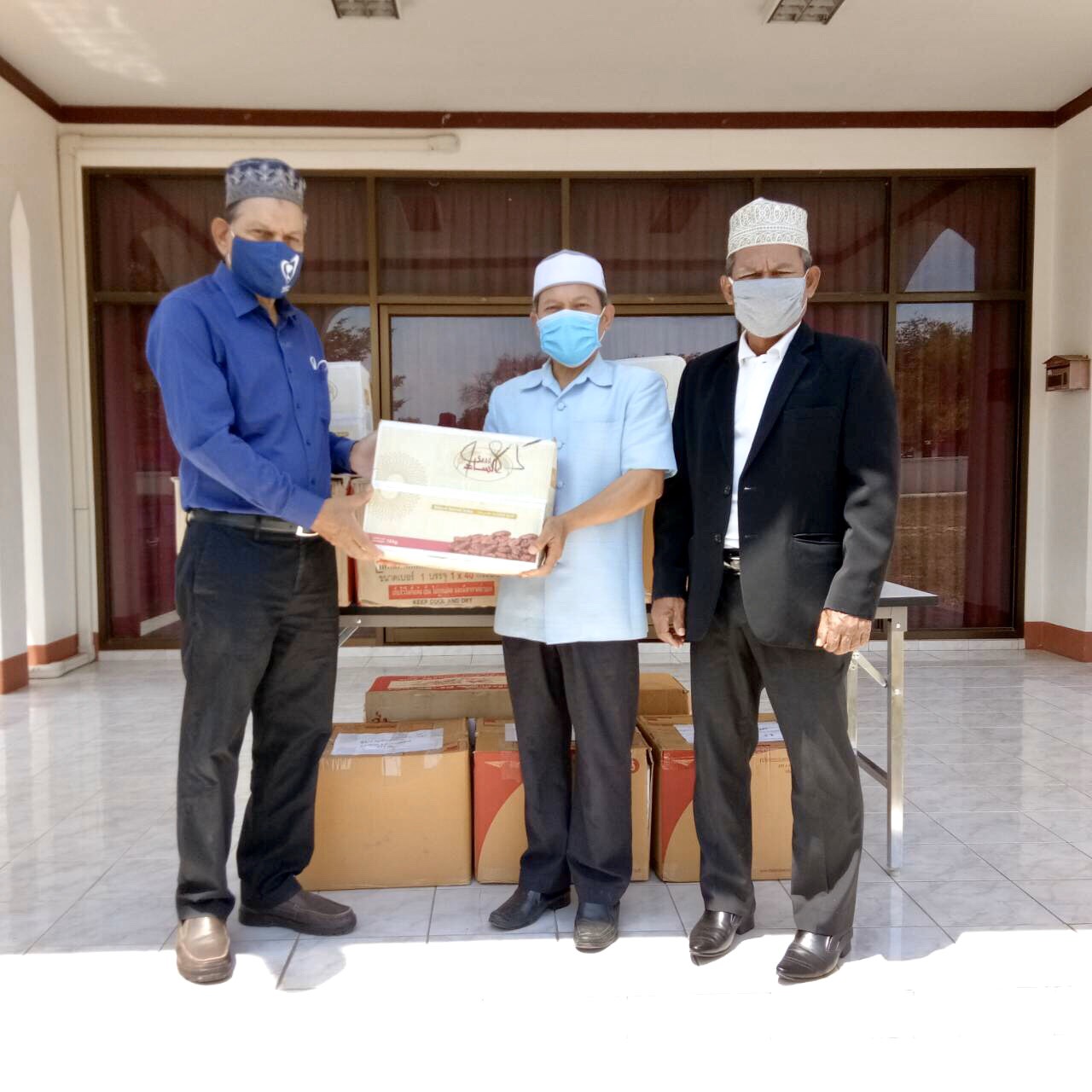 ‘สวาป’ ส.ส.บัญชีรายชื่อ ภท. มอบผลอินทผลัมแด่ประธานคณะกรรมการอิสลาม จ.ประจวบฯ เพื่อใช้แจกให้กับมัสยิดในเทศกาลถือศีลอด