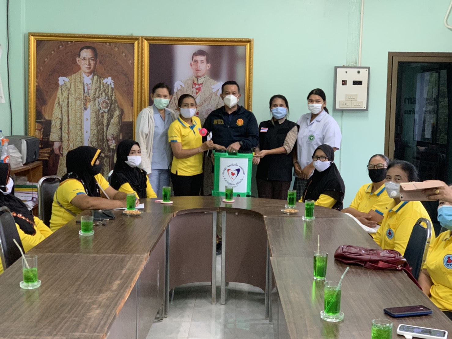 ‘ณัฏฐ์ชนน’ ส.ส.สงขลา ภท. รุดหน้ามอบครื่องพ่นพร้อมน้ำยาฆ่าเชื้อพร้อมน้ำยาฆ่าเชื้อแก่ สนง.สาธารณสุข