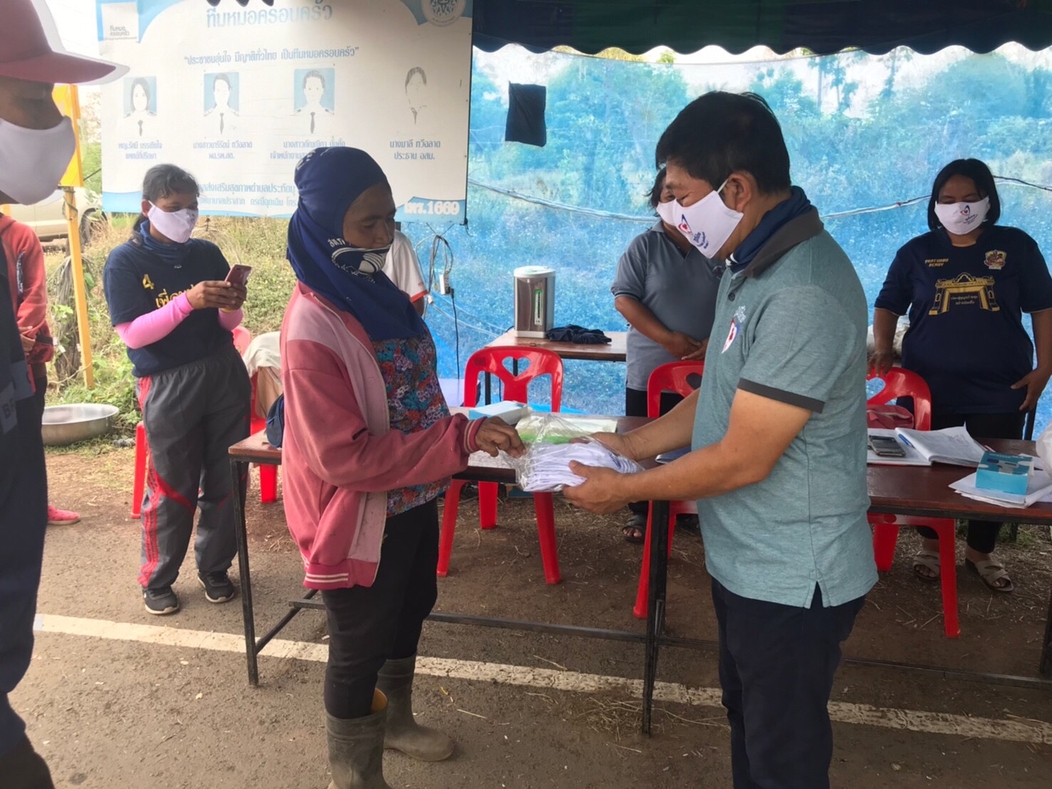 "ปกรณ์ มุ่งเจริญพร" ลุยต่อเนื่อง ลงพื้นที่ให้กำลังใจเจ้าหน้าที่ และ มอบของบรรเทาความเดือดร้อนแก่ชาวบ้าน อ.ปราสาท จ.สุรินทร์