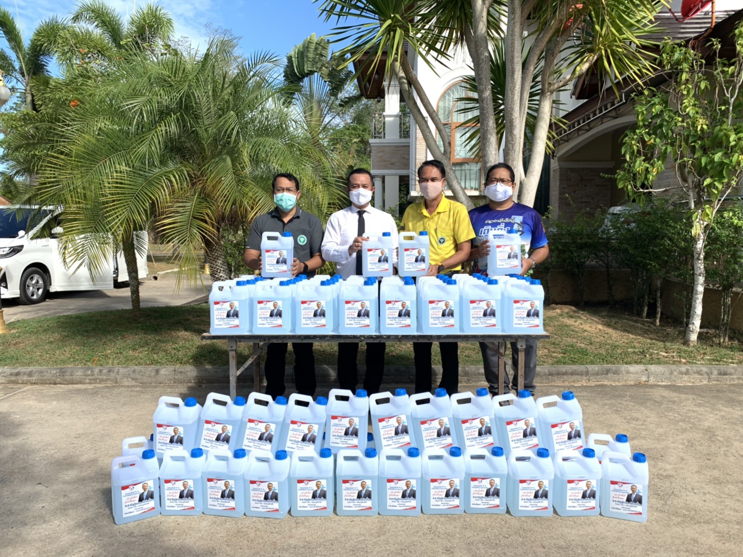 ‘ณัฏฐ์ชนน’ ส.ส.สงขลา ภท.หวงใยประชาชนลงพื้นที่มอบแอลกอฮอล์แก่หน่วยงานราชการและเอกชน เพื่อป้องกัน Covid-19 ใน จ.สงขลา