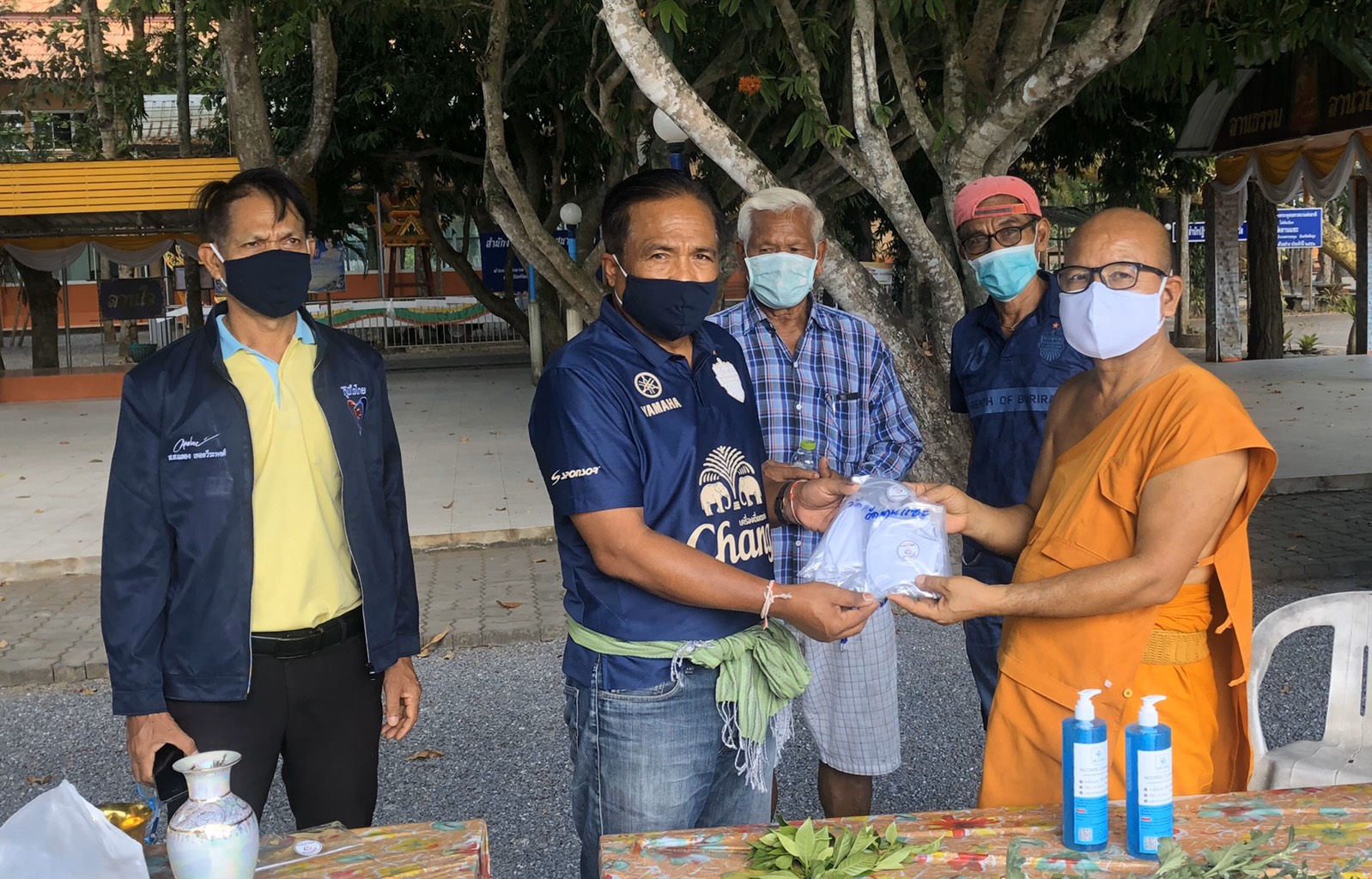 "ฉลอง" ลงพื้นที่นำเจลทำและหน้ากากอนามัยถวายพระภิกษุตามวัดและสำนักสงฆ์ในพื้นที่ จ.พัทลุง