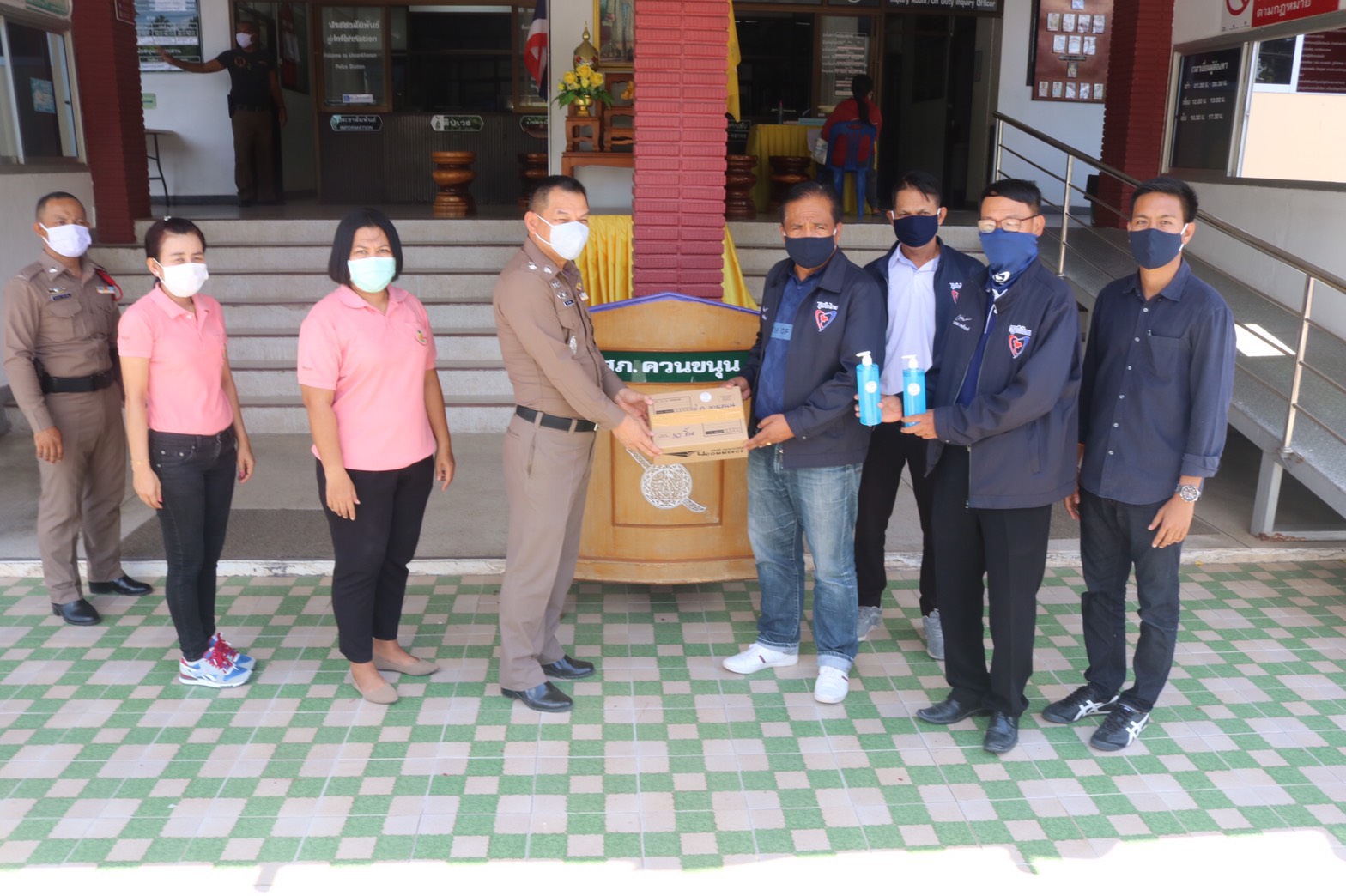 'ฉลอง เทอดวีระพงศ์ง' ส.ส.พัทลุง ลุยแจกหน้ากากอนามัย และเจลล้างมือแก่เจ้าหน้าที่ที่ปฏิบัติงาน