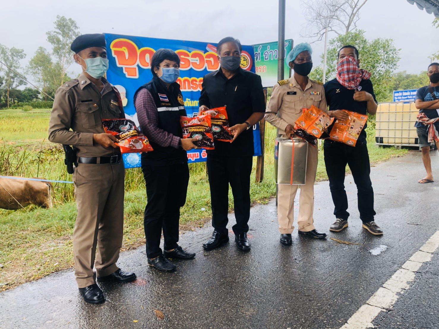 ‘ฉลอง’ ส.ส.พัทลุง ภท. ลงพื้นที่เยี่ยมให้กำลังใจเจ้าหน้าที่ปฏิบัติงานจุดคัดกรองทะเลน้อย จ.พัทลุง