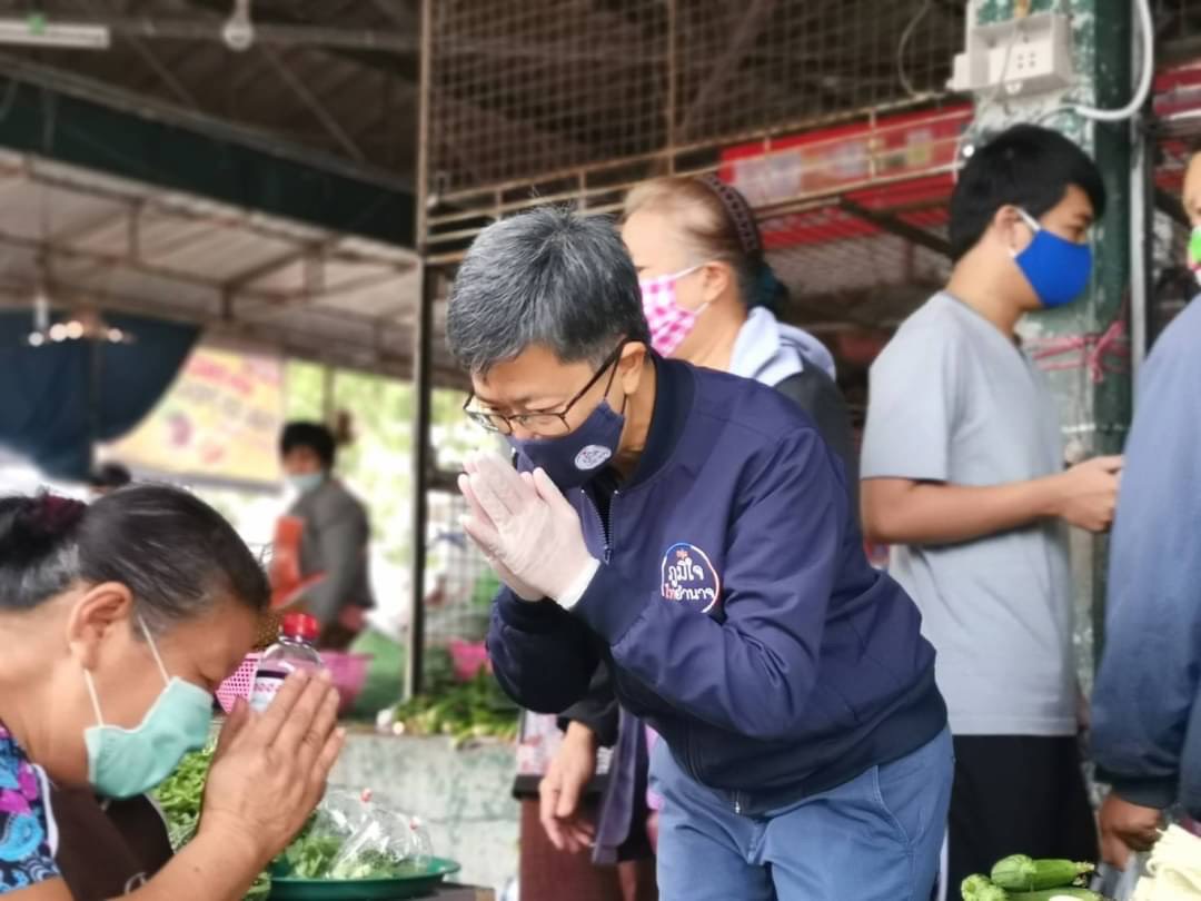 “สุขสมรวย-วันเพ็ญ” ภูมิใจไทอำนาจ ห่วงใยประชาชน ลุย มอบแอลกอฮอล์ให้พ่อค้า-แม่ค้า ตลาดเช้าอำนาจเจริญ