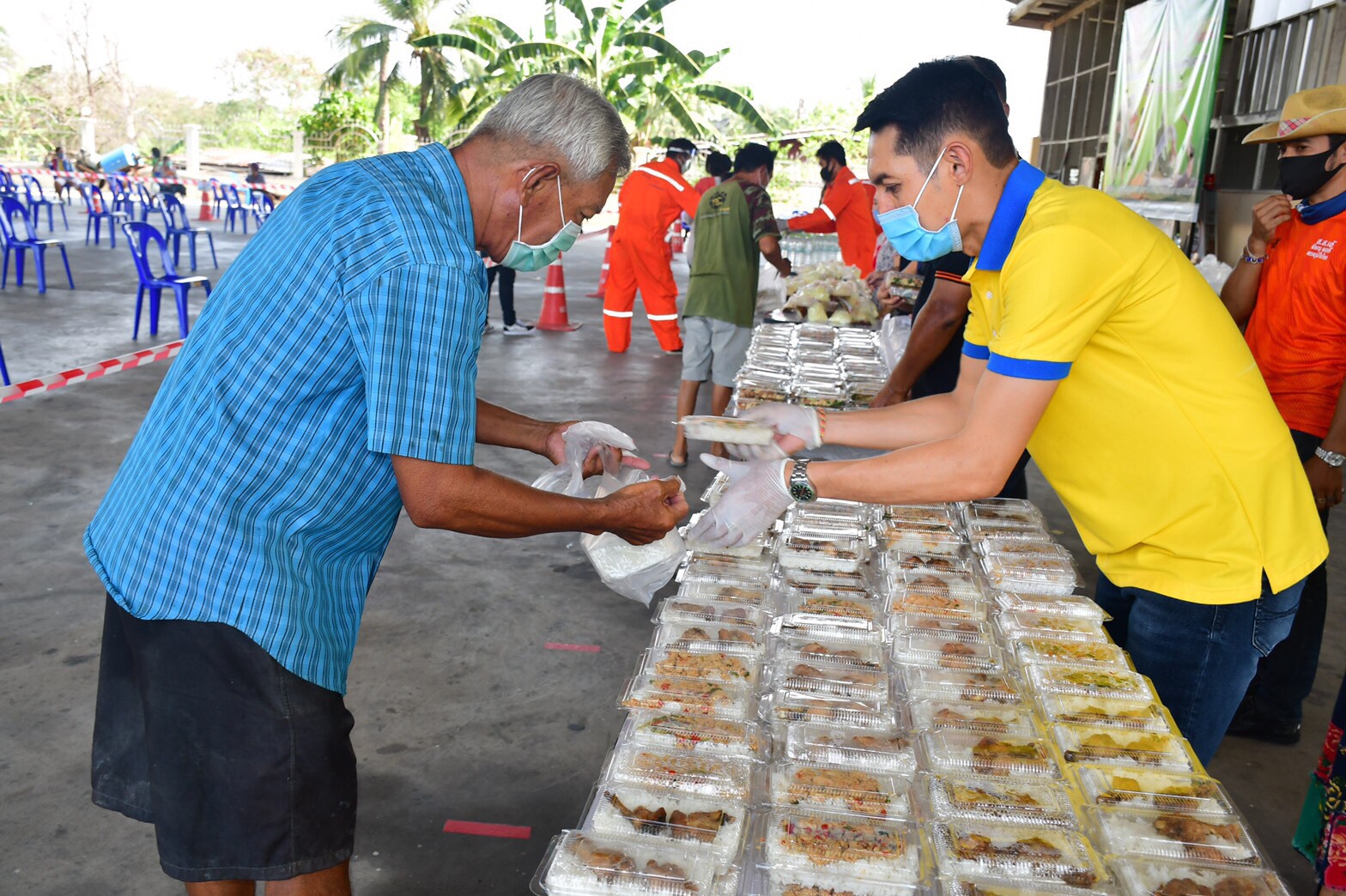 ‘พิษณุ’ ส.ส.ปทุมธานี ภท. ห่วงใยประชาชน ลุยนำอาหารและน้ำดื่มแจกจ่ายชาวบ้าน อบต.คลองหกที่ได้ผลกระทบ COVID-19 กว่า 1 พันราย