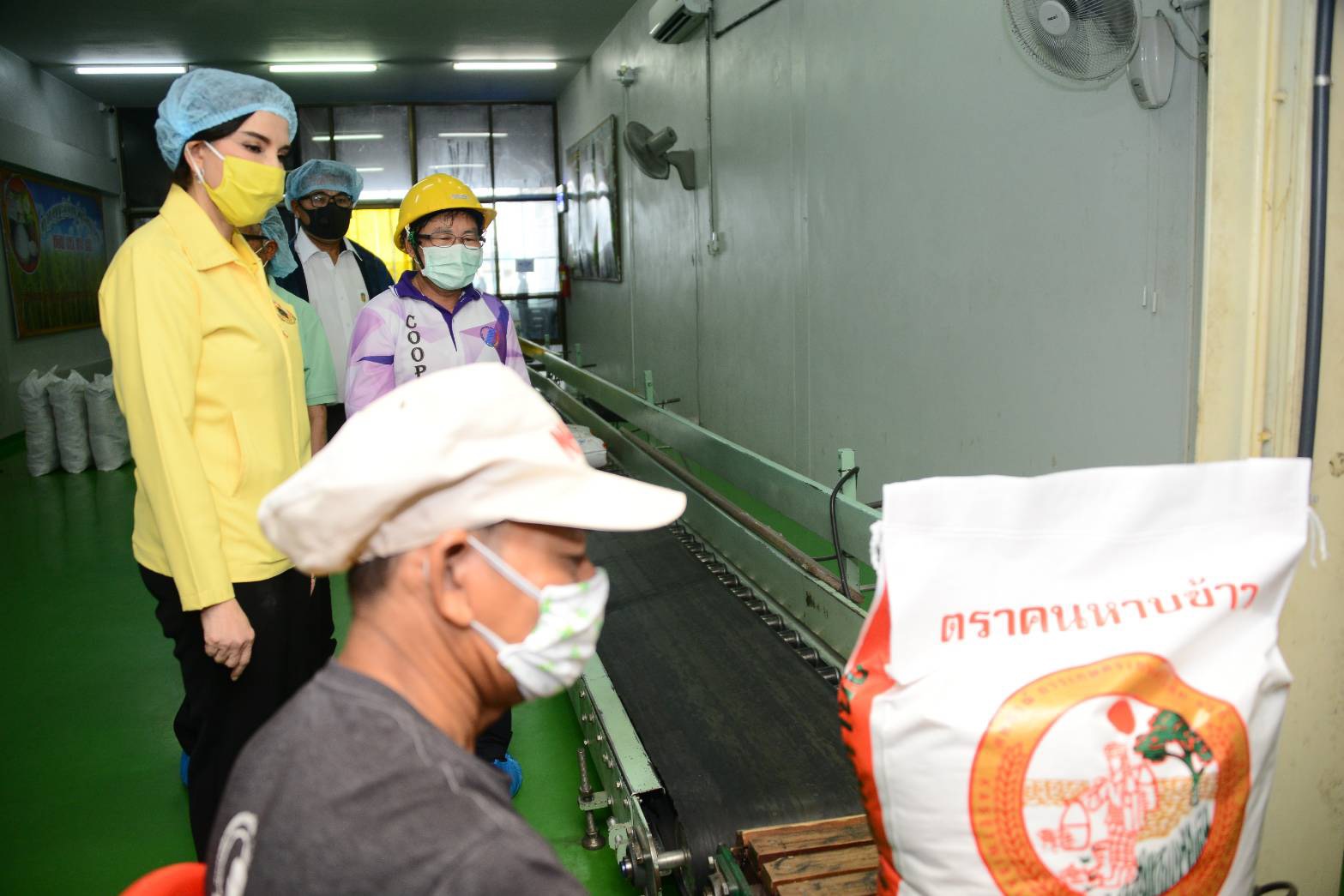 "รมช.มนัญญา" ตรวจเยี่ยม เกษตรวิสัยข้าวทุ่งกุลาฯ จ.ร้อยเอ็ด รับมอบข้าวสารกว่า 10 ตัน แจกจ่ายสู้ Covid-19