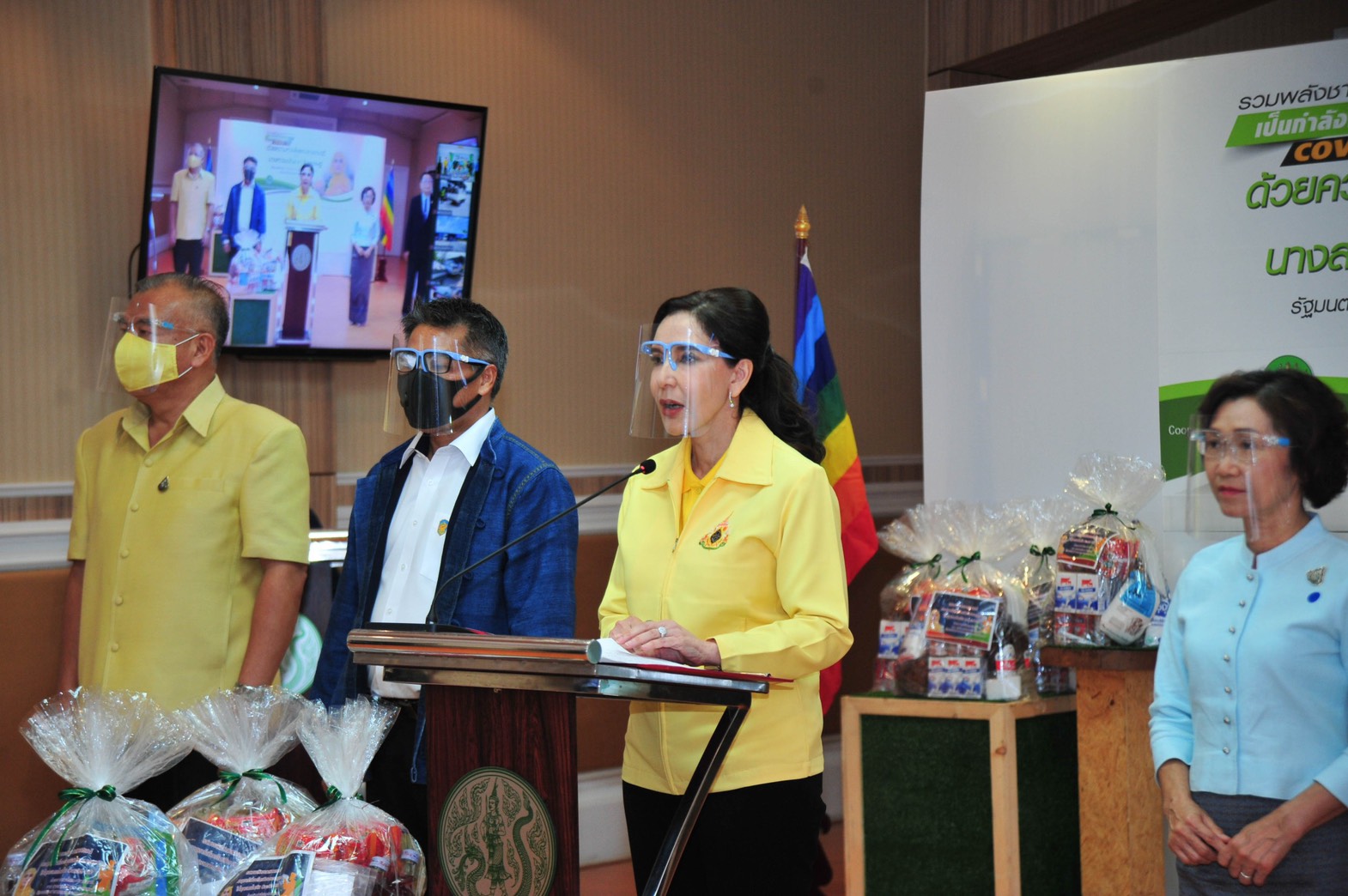 "รมช.มนัญญา" สละเงินส่วนตัว แรงน้ำใจ สหกรณ์เกษตรฯ มอบข้าว อ.ส.ค. มอบนม ร่วมทัพจัดส่งถุงยังชีพ 4 พันชุด แทนความห่วงใยในพื้นที่ 3 จว.ชายแดนใต้