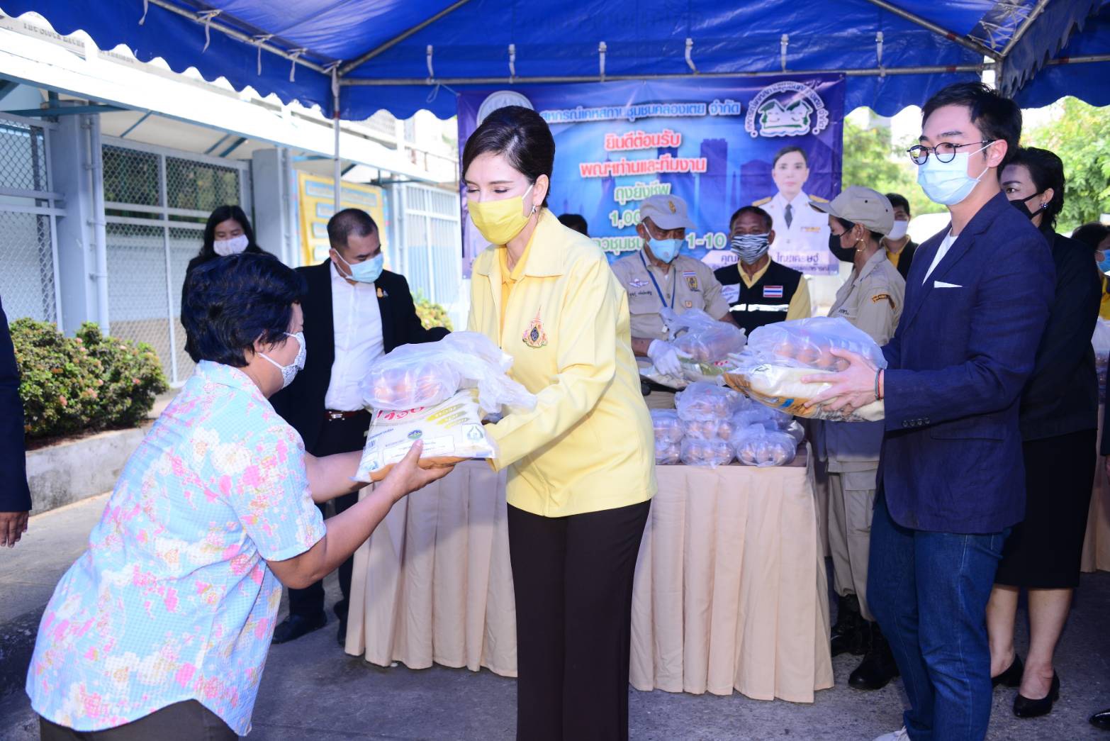 รมช.เกษตรฯ ห่วงใยประชาชน ลงพื้นที่ส่งมอบถุงยังชีพ เพื่อเป็นขวัญและกำลังใจ ณ ศูนย์พัฒนาเด็กพิเศษชุมชนคลองเตย