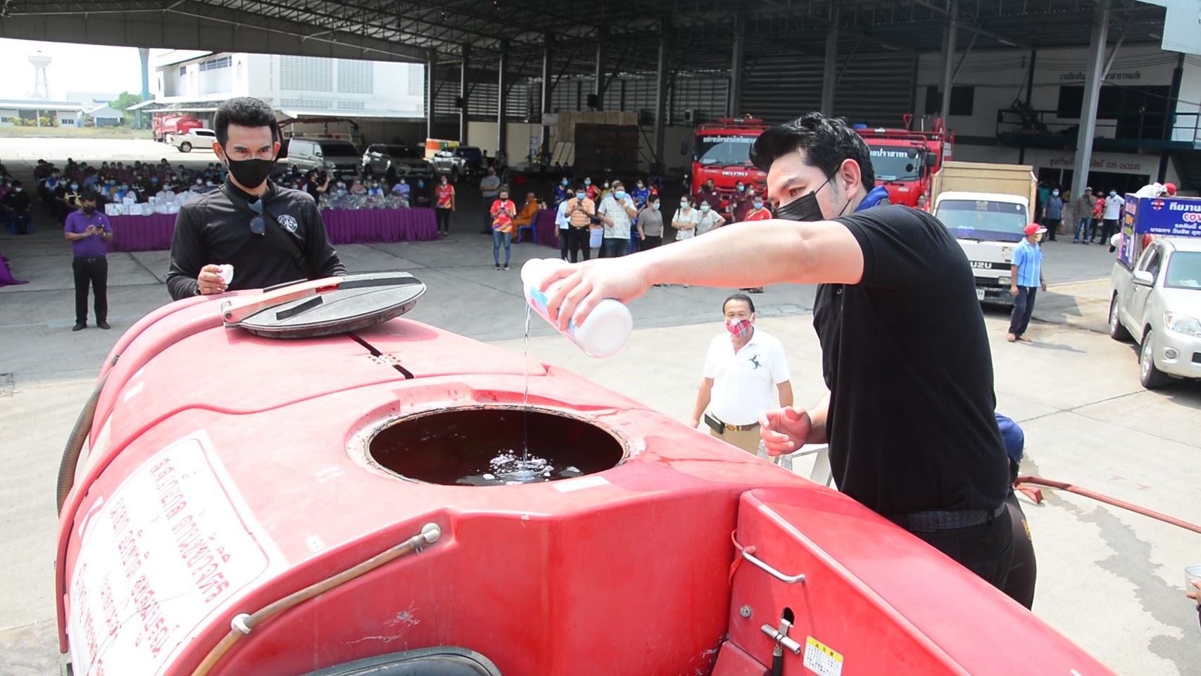 "ส.ส.สุรศักดิ์" ห่วงชาวอยุธยา มอบหน้ากากอนามัยให้รพ.สต. และนำรถบริการฉีดพ่นยาฆ่าเชื้อป้องกันการแพร่ระบาดไวรัส COVID-19 ใน อ.บางปะอิน