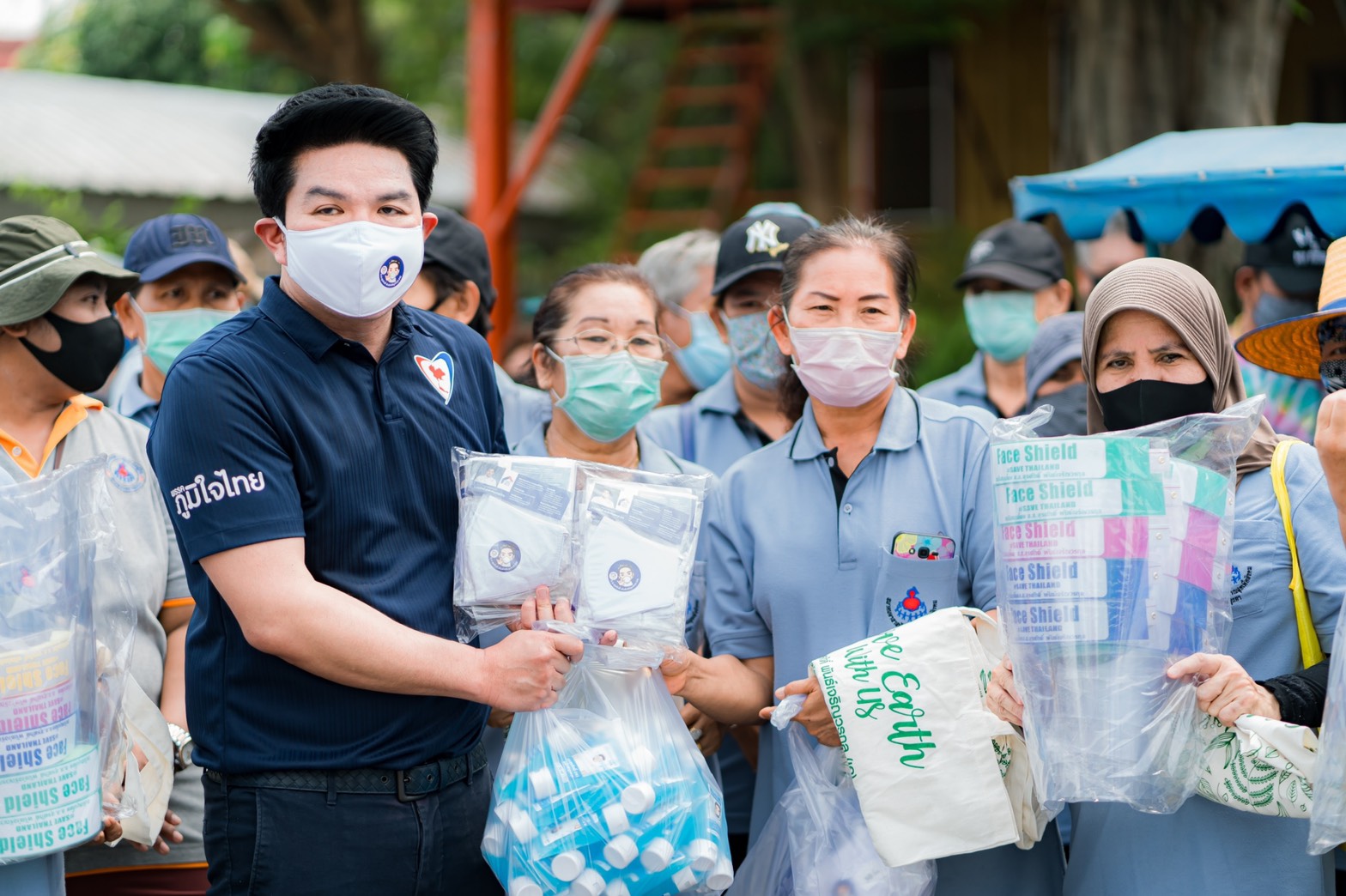 "สุรศักดิ์" ส.ส.อยุธยา ใช้มิติใหม่ห่วงใยประชาชนช่วงสงกรานต์ มอบน้ำยาฆ่าเชื้อแทนน้ำอบ มอบผ้าปิดจมูกแทนผ้าขาวม้า
