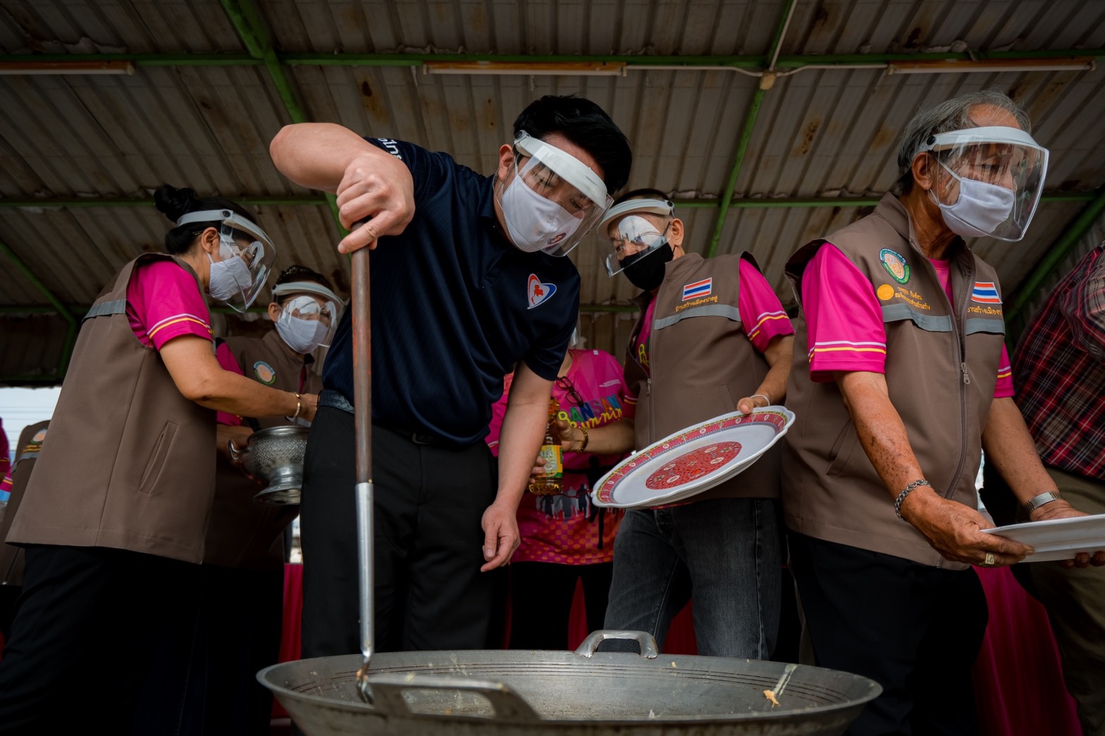 "ส.ส.เอ สุรศักดิ์" เปิดโรงครัวทำข้าวไข่เจียว พร้อมแจกข้าวสาร ไข่ไก่ น้ำ ให้แก่ประชาชนในพื้นที่ต.บ้านสร้าง อ.บางปะอิน จ.อยุธยา