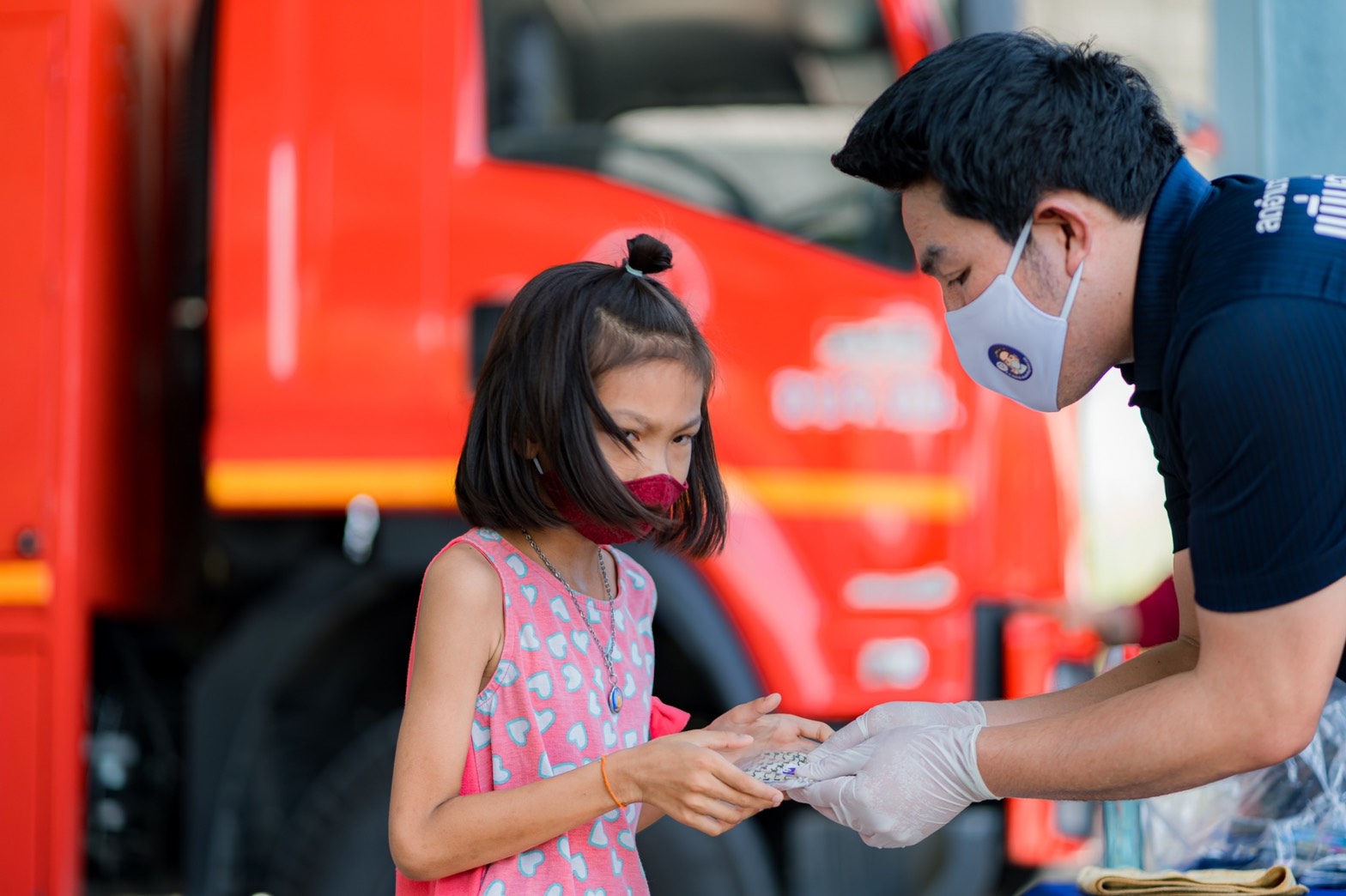 “สุรศักดิ์” ส.ส.อยุธยา ภท. ห่วงใยประชาชน ลงพื้นที่มอบหน้ากากผ้าเพื่อป้องกันการแพร่เชื้อระบาดไวรัสโควิด-19