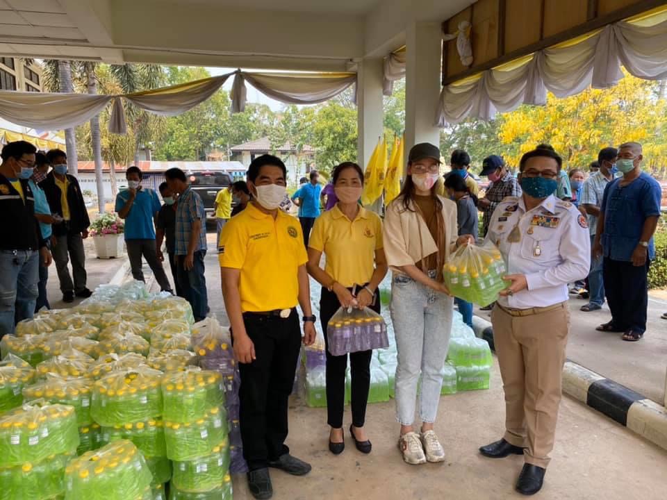 "ชาดา" มอบหมาย "ซาบีดา" บุตรสาว เป็นตัวแทน "ครอบครัวไทยเศรษฐ์" มอบแอลกอฮอล์ช่วยเหลือประชาชน อ.ห้วยคต จ.อุทัยธานี