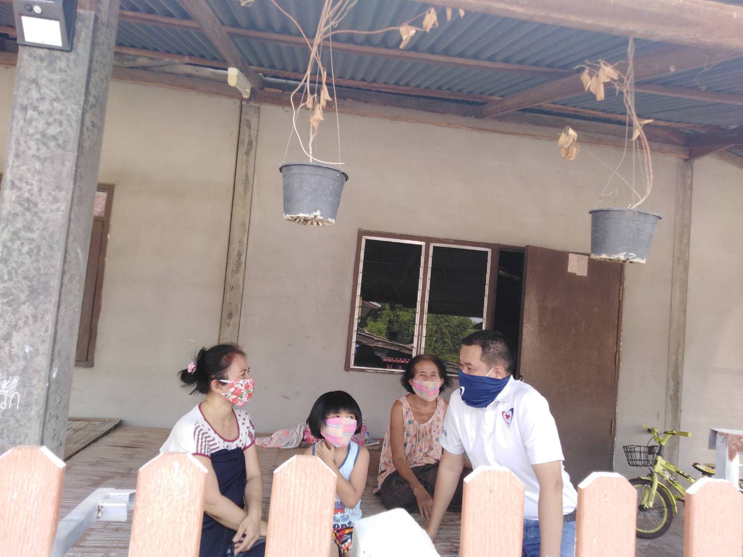 "อาสพลธ์ " ส.ส.ศรีสะเกษ ภท.นำทีมพ่นน้ำยาฆ่าเชื้อหยุดเชื้อไวรัสโควิด-19