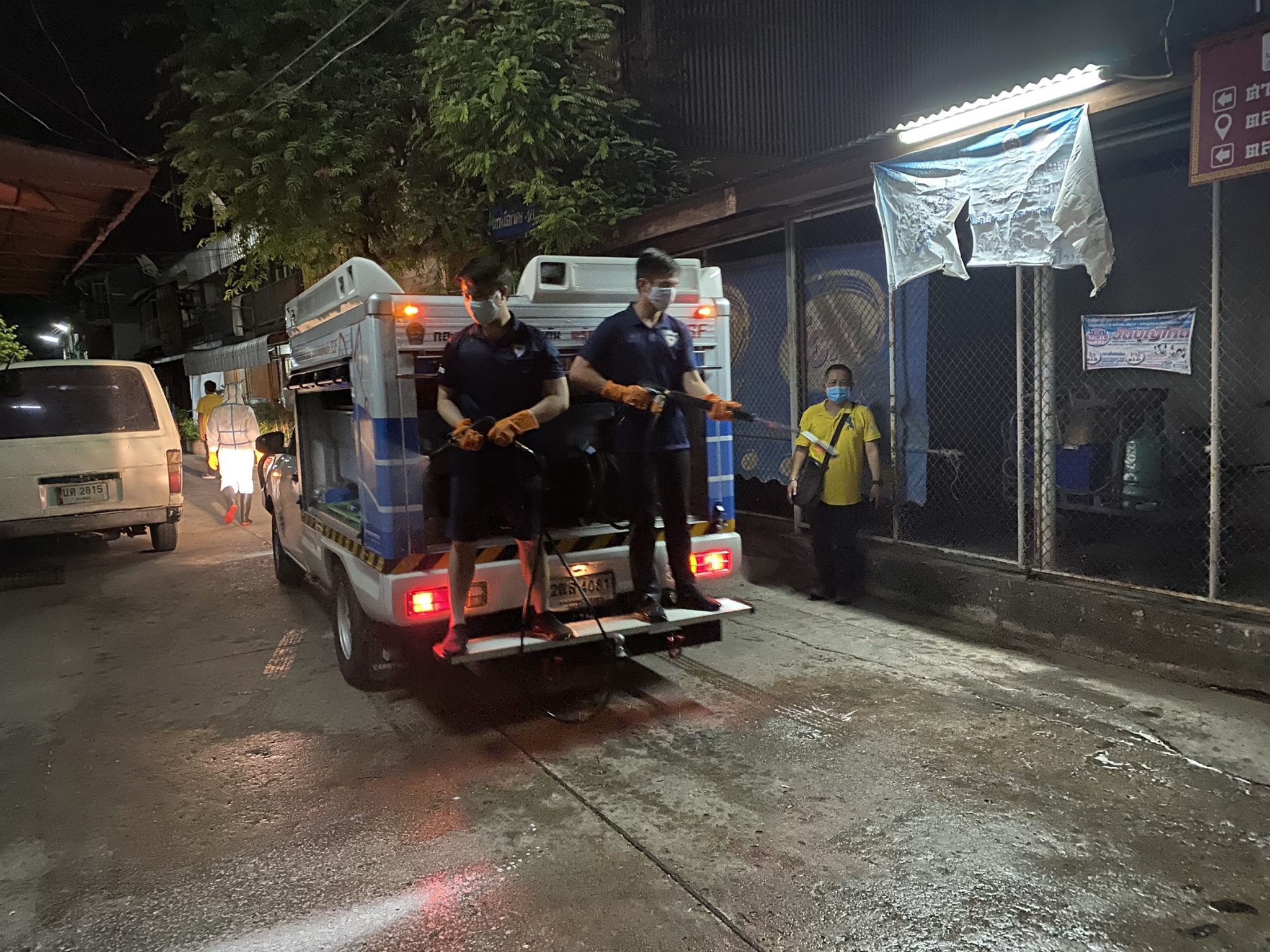 ภราดร – กรวีร์ ส.ส.ภท. จ.อ่างทอง ลุย! ฉีดพ่นน้ำยาฆ่าเชื้อโควิด-19 ด้วยตัวเอง ยืนยันจะพยายามป้องกันการแพร่ระบาดอย่างเต็มที่