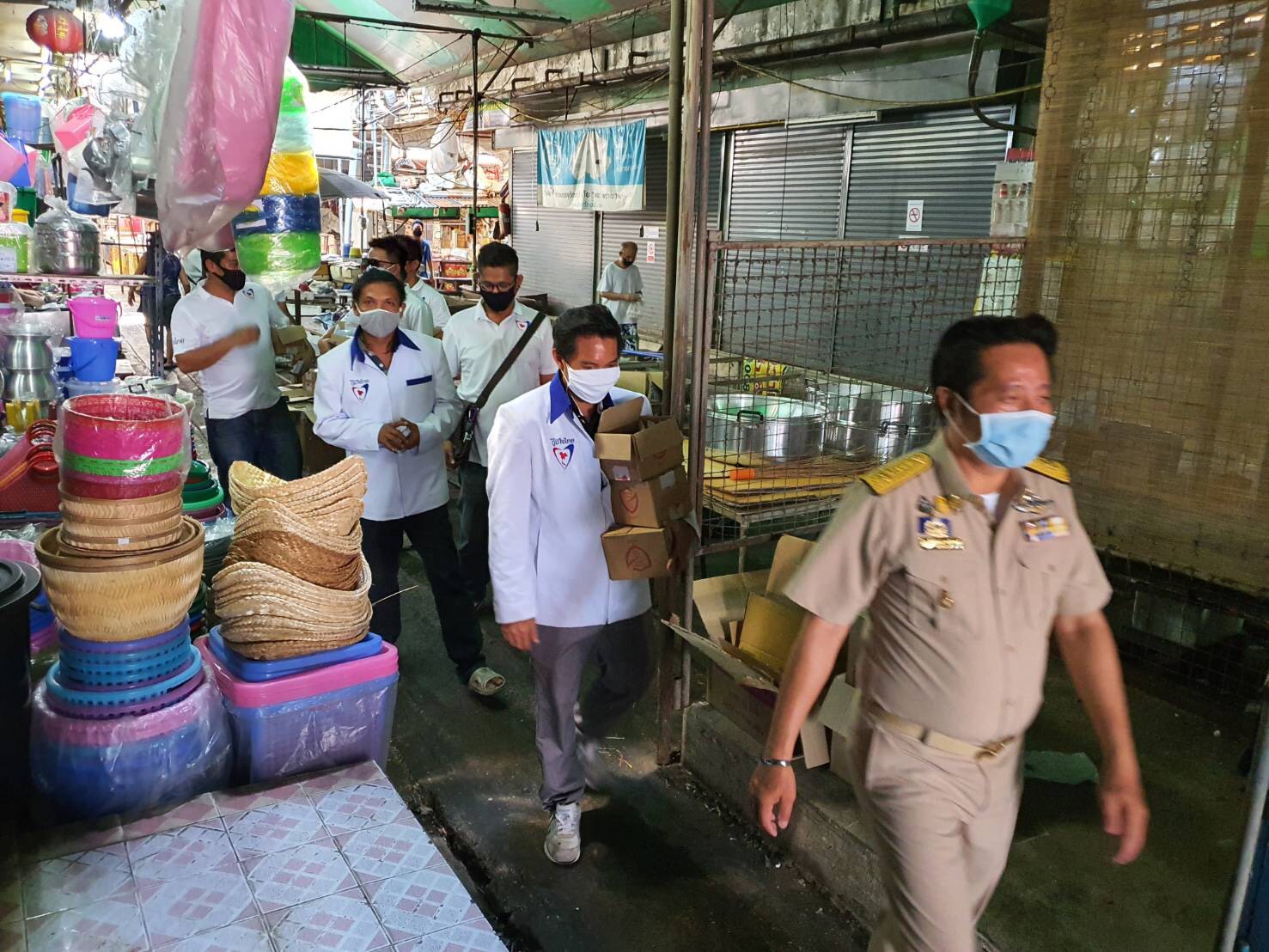 "ส.ส.อ๋า โชติพิพัฒน์" และ "คุณเล็ก วีระชัย เตชะโสภณมณี" พร้อมทีมงาน แจกข้าวกล่องให้กับพี่น้องประชาชน ที่จอมทอง 12