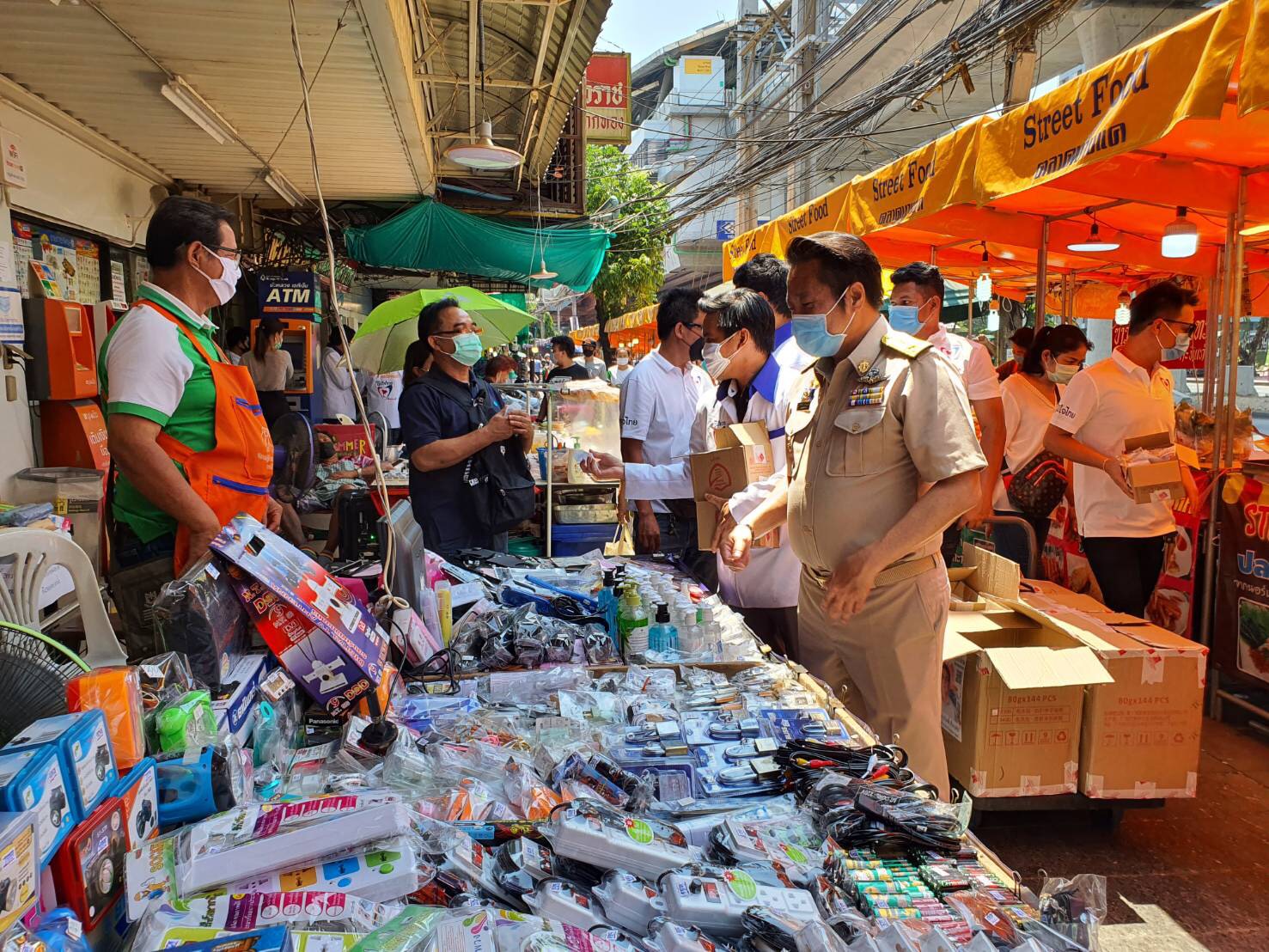 "ส.ส.อ๋า โชติพิพัฒน์" พร้อมทีมงานลงพื้นที่ตลาดบางแค เเจกเจลแอลกอฮอล์ให้กับประชาชน และพ่อค้า แม่ค้า เพื่อป้องกันการแพร่กระจายเชื้อโควิด-19