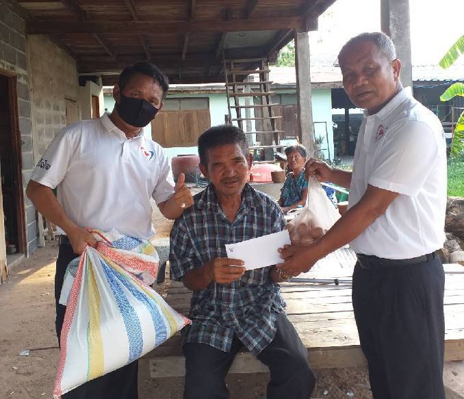 "ส.ส.สำลี" มอบถุงยังชีพ และเงินให้กับโมเช่ อดีตนักมวย ชาวมหาสารคาม ที่พิการทางสายตา