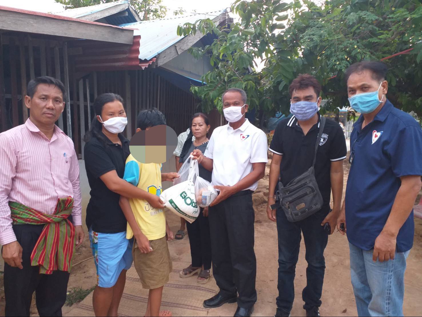 "ส.ส.สำลี รักสุทธี" มอบถุงยังชีพให้กับผู้พิการ และผู้ยากไร้ ต.เขวา อ.เมืองมหาสารคาม เพื่อบรรเทาความเดือดร้อน