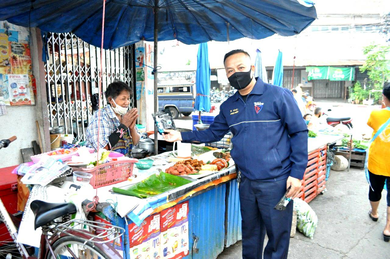 'กฤติเดช' ส.ส.แพร่ ภท.ห่วงใยประชาชน จากสถานการณ์ Covid-19 ส่งทีมงานมอบหน้ากากอนามัยและสเปย์แอลกอฮอล์ ในพื้นที่ จ.แพร่