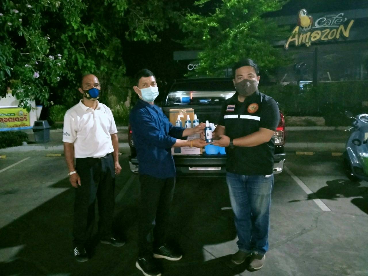 'กฤติเดช' ส.ส.แพร่ ภท. ห่วงใยประชาชน จากสถานการณ์โควิด-19 ส่งทีมงานมอบน้ากากอนามัยและสเปย์แอลกอฮอล์ให้กับพ่อแม่พี่น้องประชาชนอย่างต่อเนื่อง