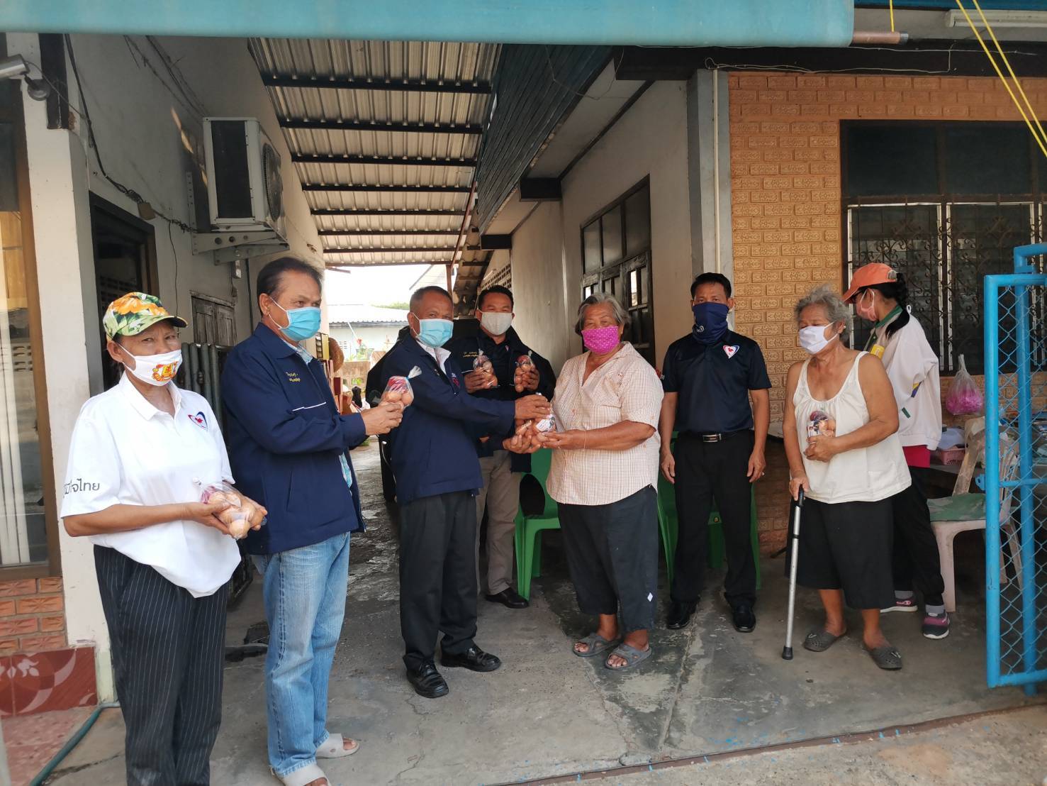 ลงพื้นที่ต่อเนื่อง ภารกิจแจกไข่ไก่ กับ "ส.ส.สำลี" ณ ชุมชนธัญญาวาส อ.เมืองมหาสารคาม เพื่อบรรเทาความเดือดร้อนของประชาชนในช่วงวิกฤตโควิด-19