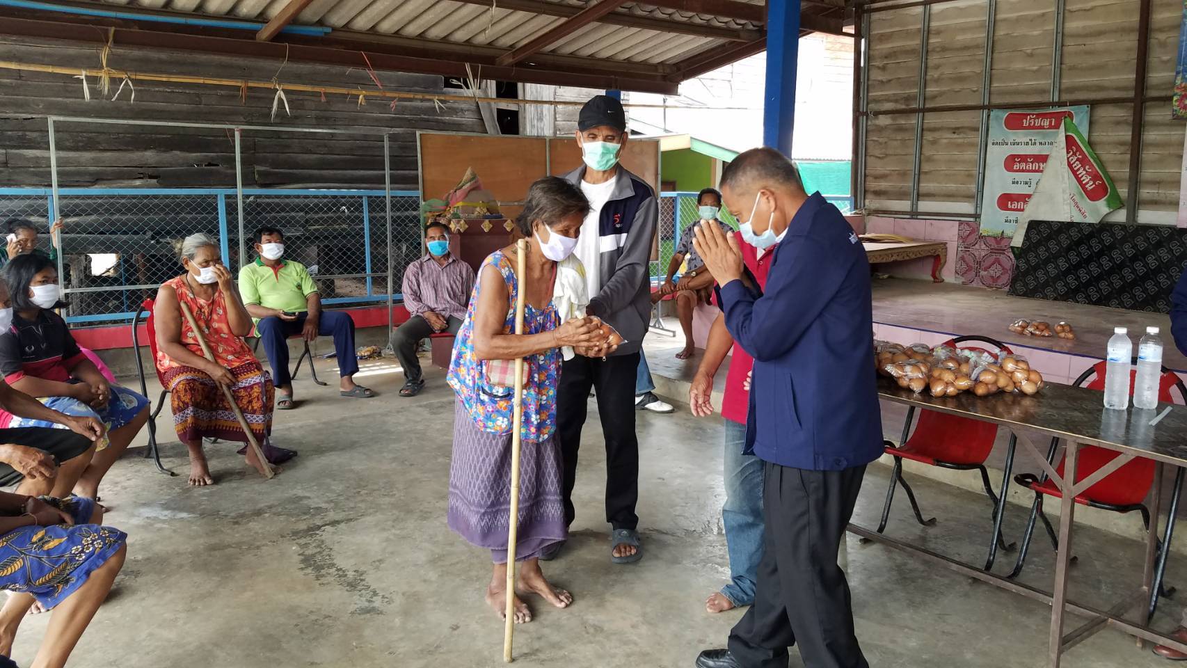 ‘สำลี’ ส.ส.บัญชีรายชื่อ ภท. ห่วงใยประชาชน ลงพื้นที่มอบอาหารให้กับประชาชนเพื่อบรรเทาความเดือดร้อนจากพิษโควิด-19