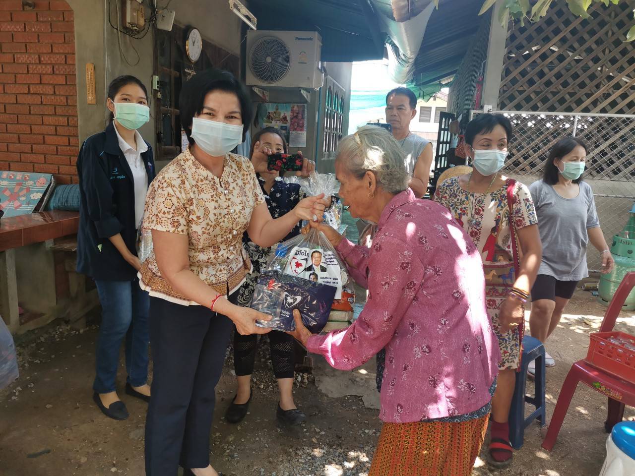 'ศรีนวล' ส.ส.เชียงใหม่ ภท. ห่วงใยประชาชนจากพิษ Covid-19 เดินหน้าลงพื้นที่มอบยังถุงชีพบรรเทาความเดือดร้อนอย่างต่อเนื่อง !